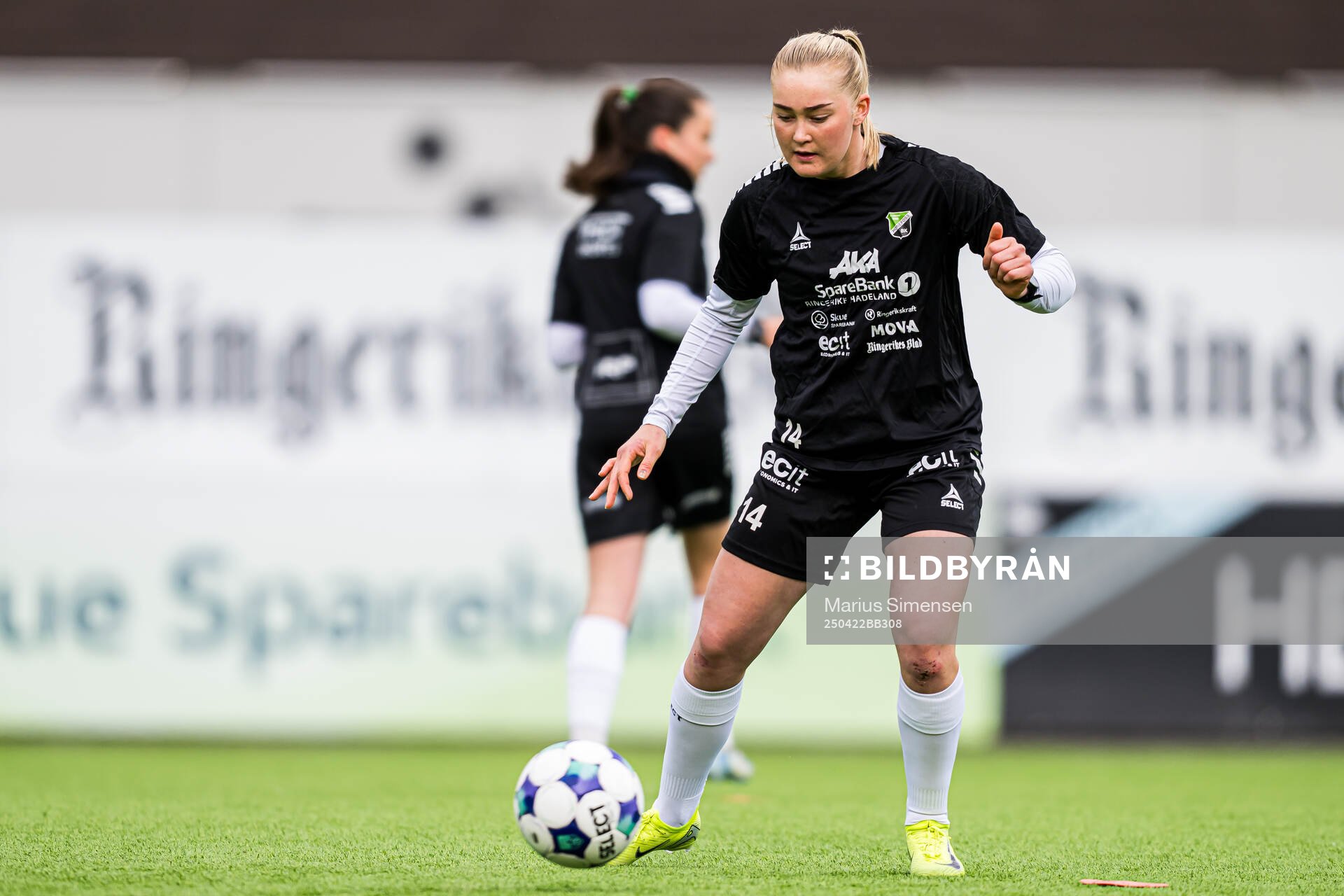 Malene Maslø Dunsby of Hønefoss warms up ahead of the Toppserien football match between Hønefoss and Røa on April 22, 2025 in Hønefoss.
