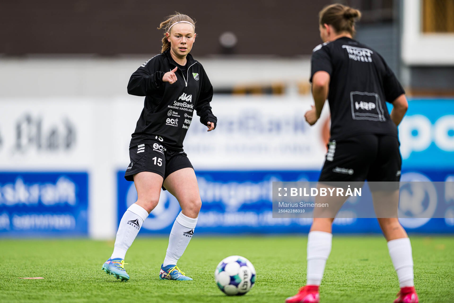 Malin Rovelstad of Hønefoss warms up ahead of the Toppserien football match between Hønefoss and Røa on April 22, 2025 in Hønefoss.