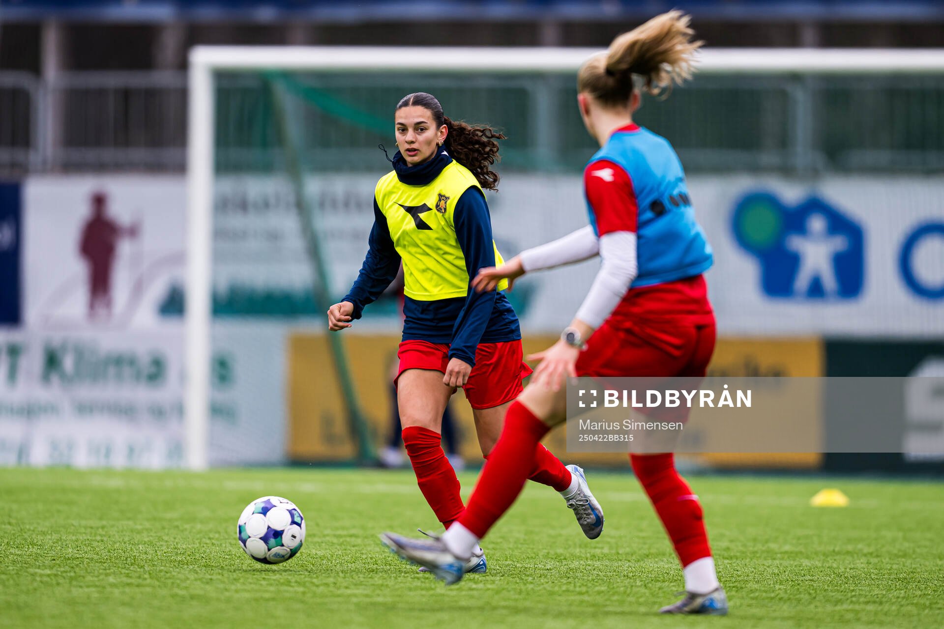 Ida Hasselgård of Røa warms up