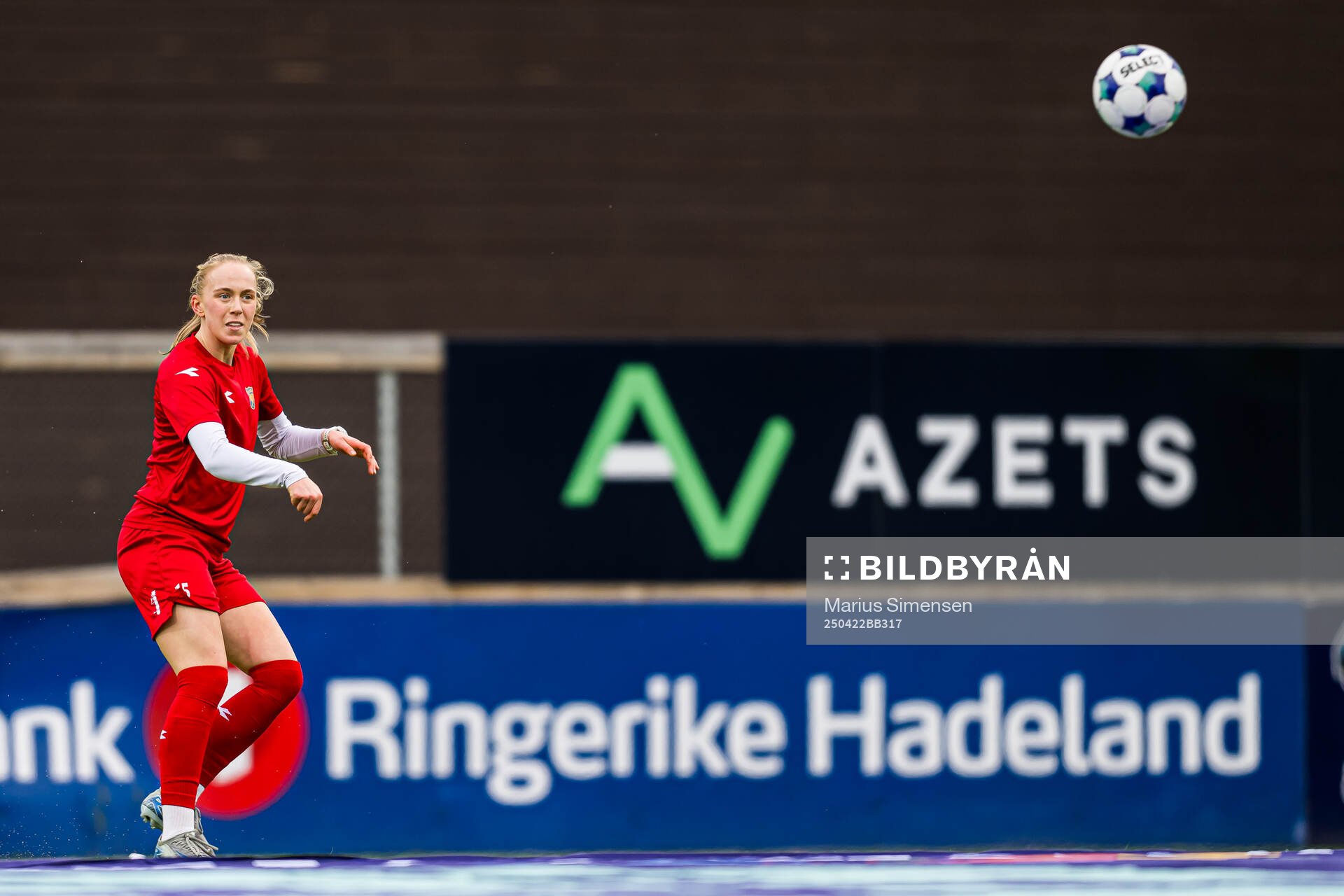 Mia Hambro Svendsen of Røa warms up