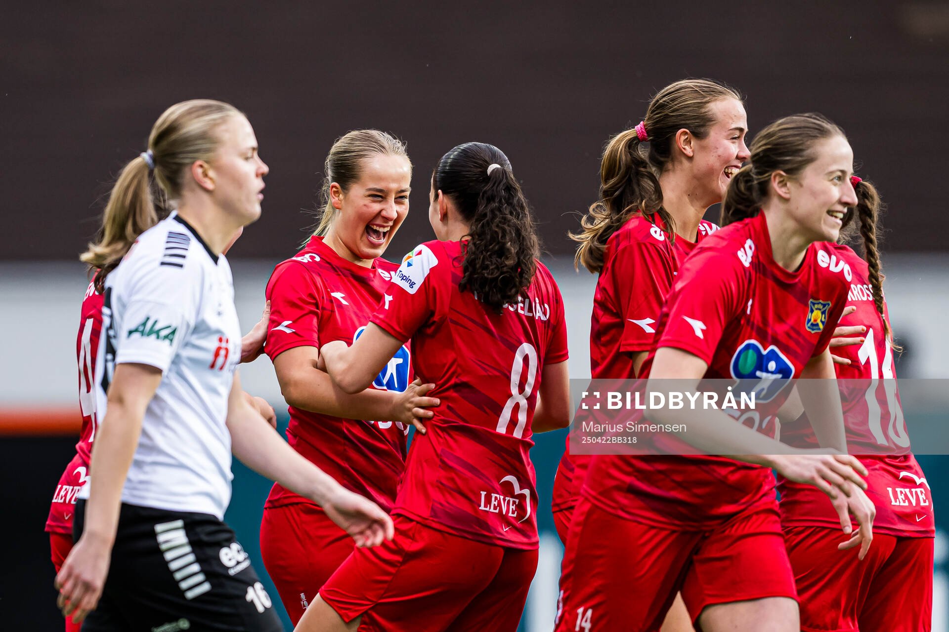 Mina Bell Folland of Røa celebrates