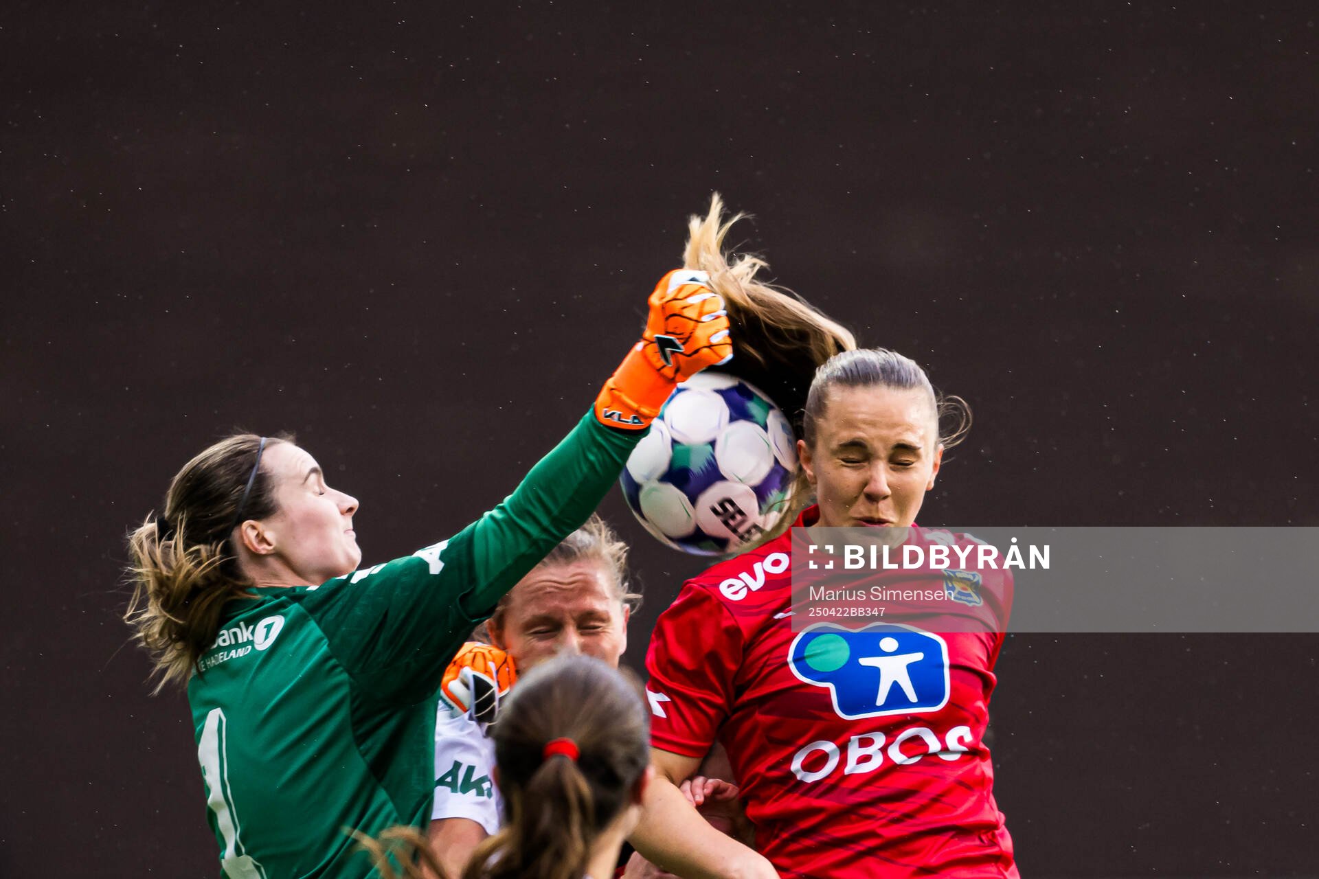 Siri Ervik of Hønefoss and Hanna Rake Ellingsen of Røa during the Toppserien football match between Hønefoss and Røa on April 22, 2025 in Hønefoss.