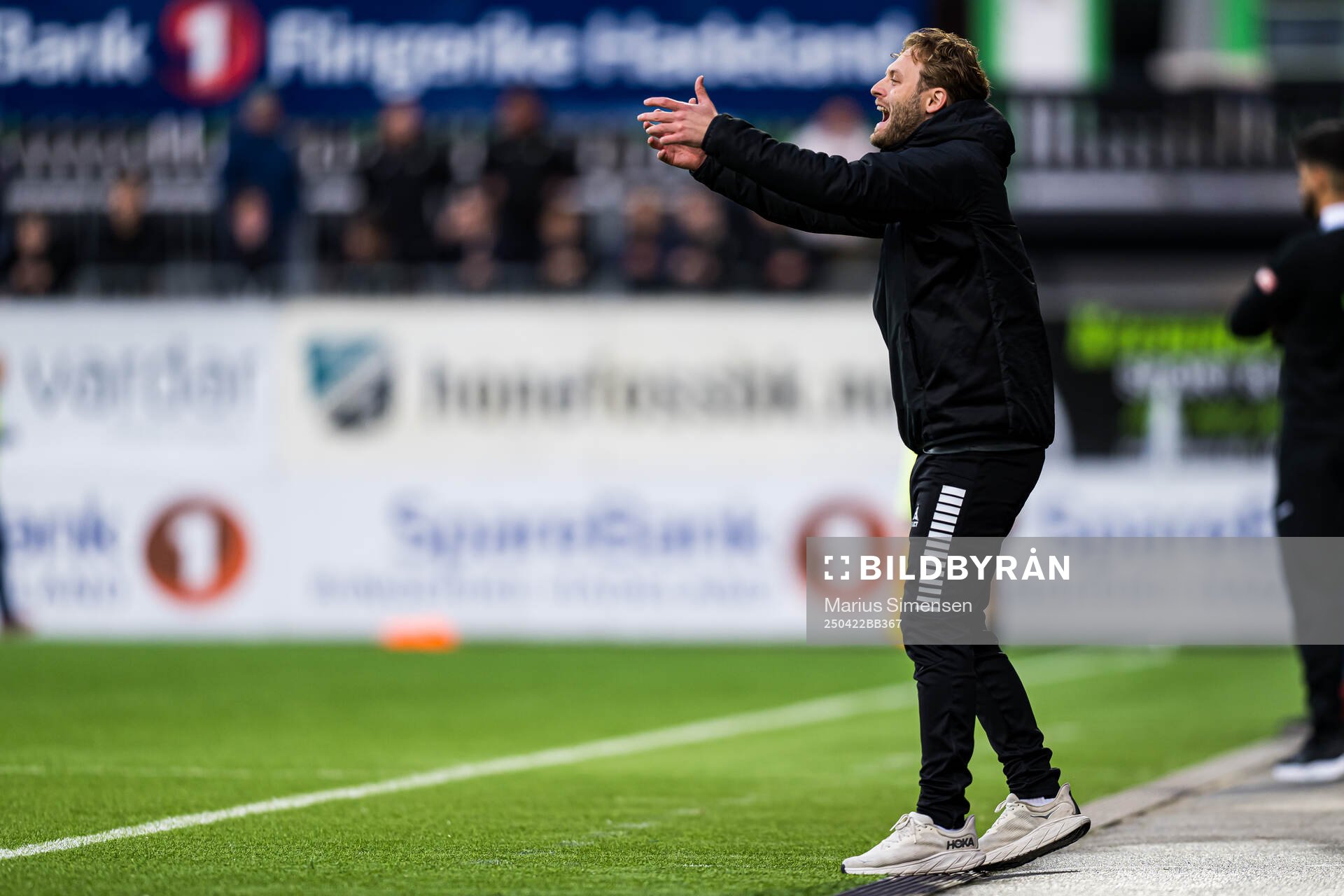 Martin Klemetsrud Lindmark, head coach of Hønefoss, during the Toppserien football match between Hønefoss and Røa on April 22, 2025 in Hønefoss.