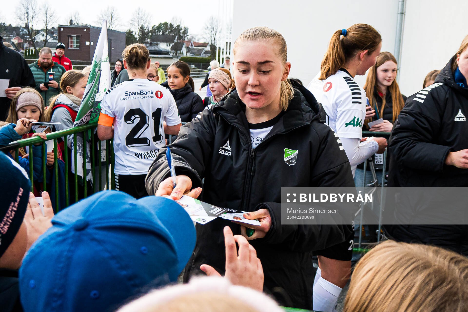 Malene Maslø Dunsby of Hønefoss with fans