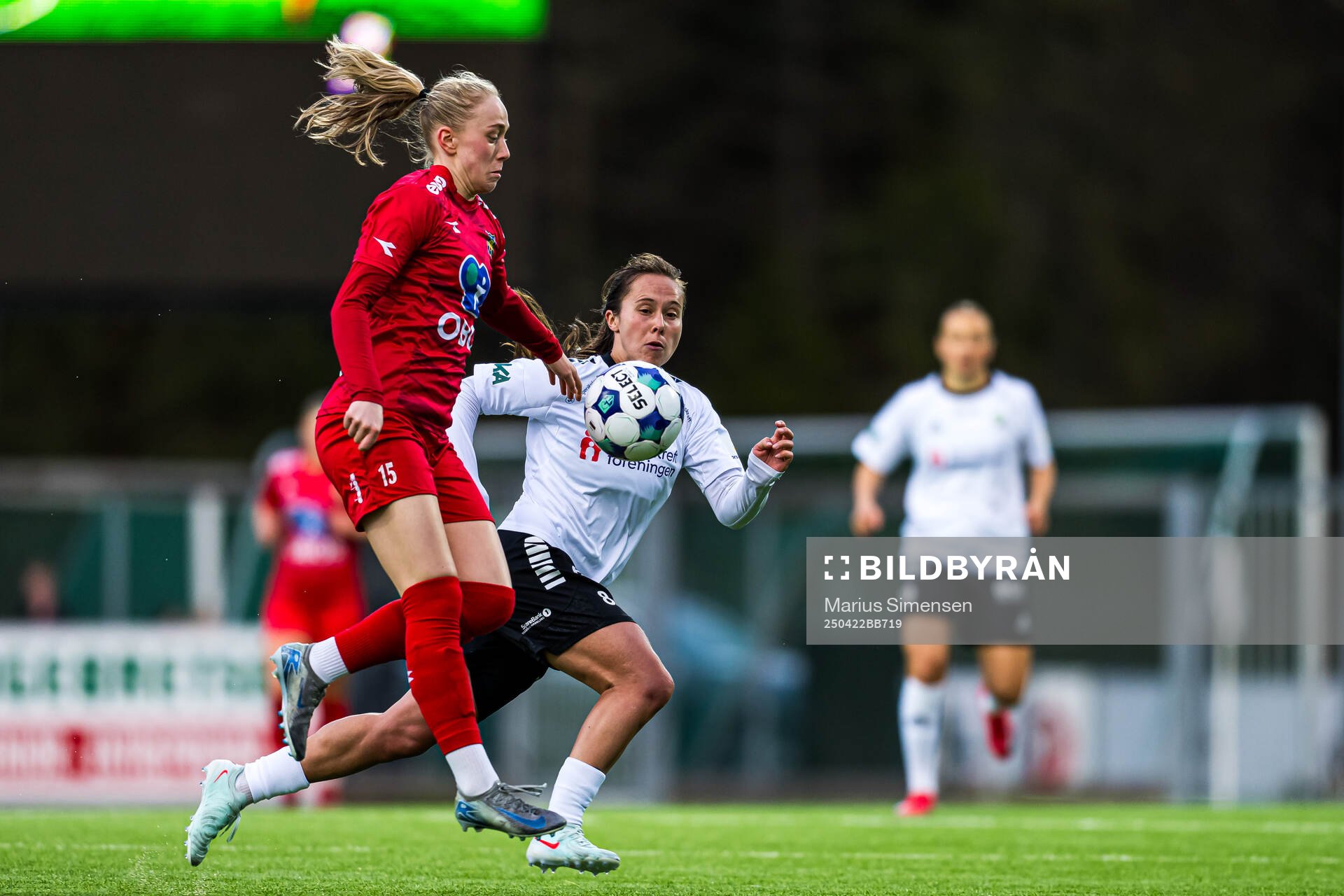 Mia Hambro Svendsen of Røa and Kristin Sandstad Gumaer of Hønefoss during the Toppserien football match between Hønefoss and Røa on April 22, 2025 in Hønefoss.