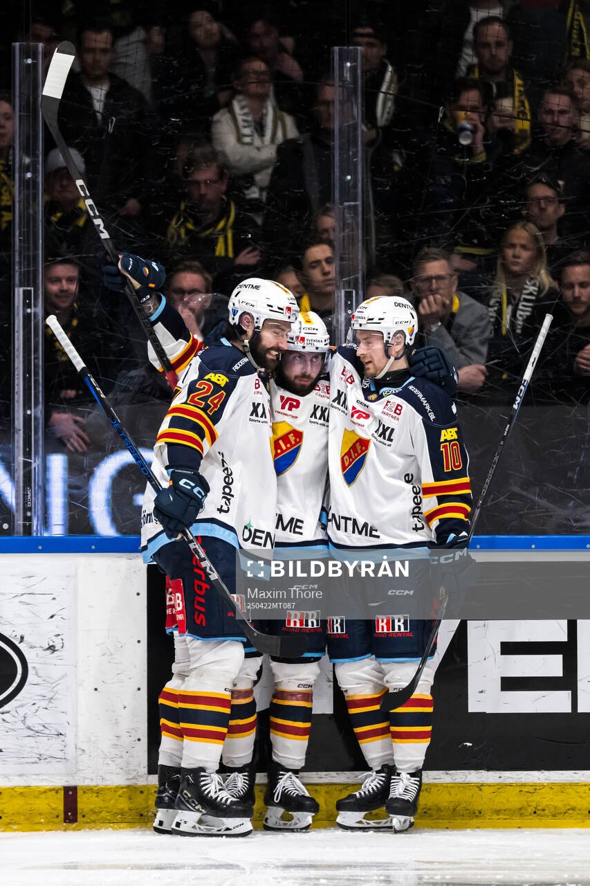 Djurgårdens Albin Grewe jublar med lagkamrater