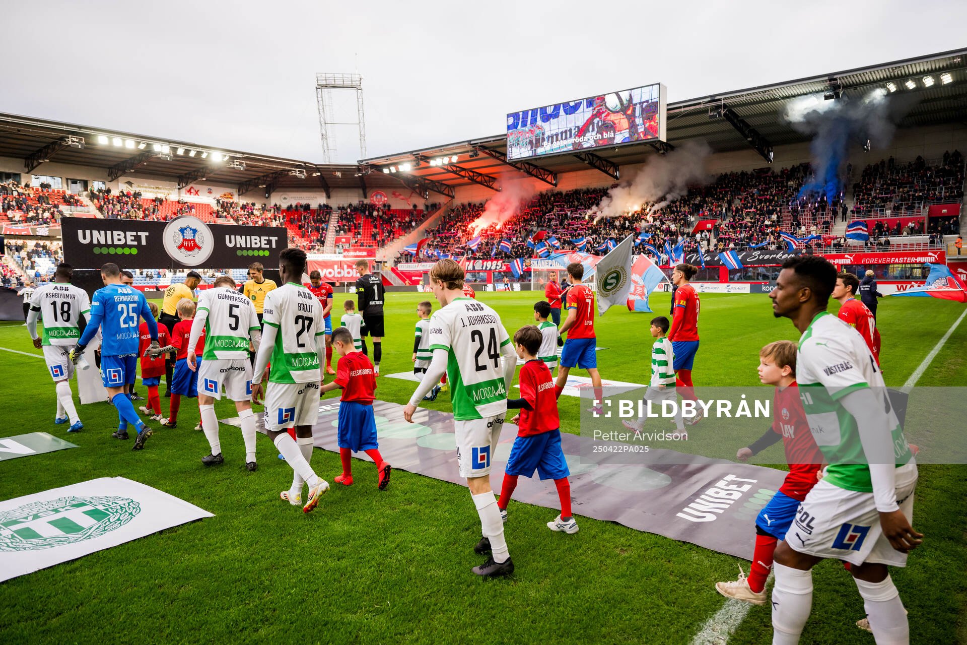 Spelarna gör entré