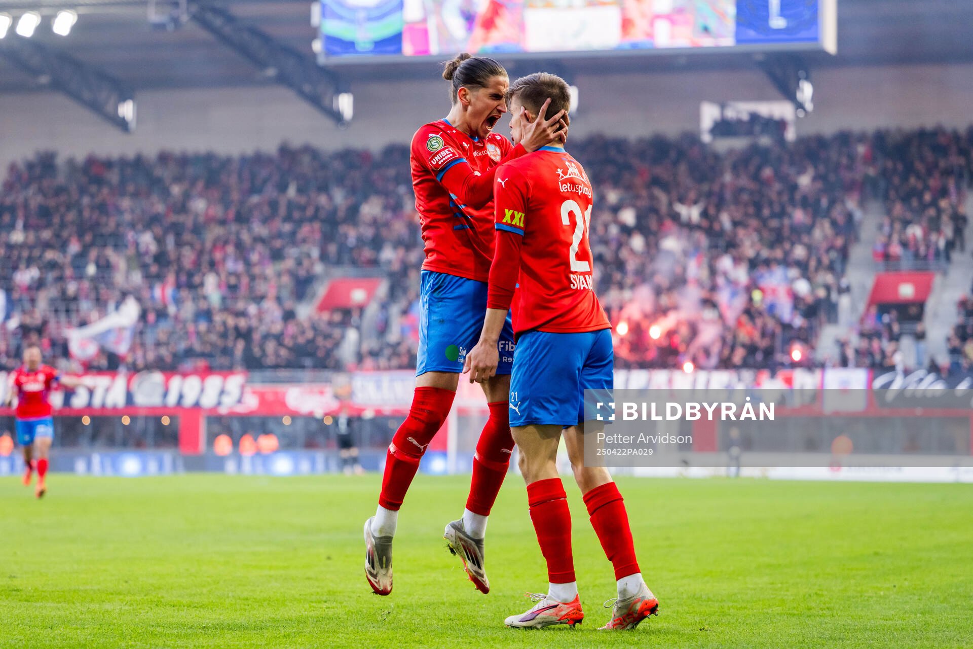 Helsingborgs Ervin Gigovic och Adrian Svanbäck jublar