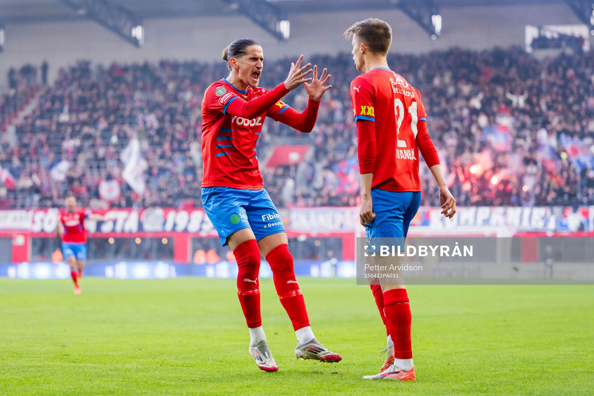 Helsingborgs Ervin Gigovic och Adrian Svanbäck jublar efter 1-0 under fotbollsmatchen i Superettan mellan Helsingborg och Västerås den 22 april 2025 i Helsingborg.