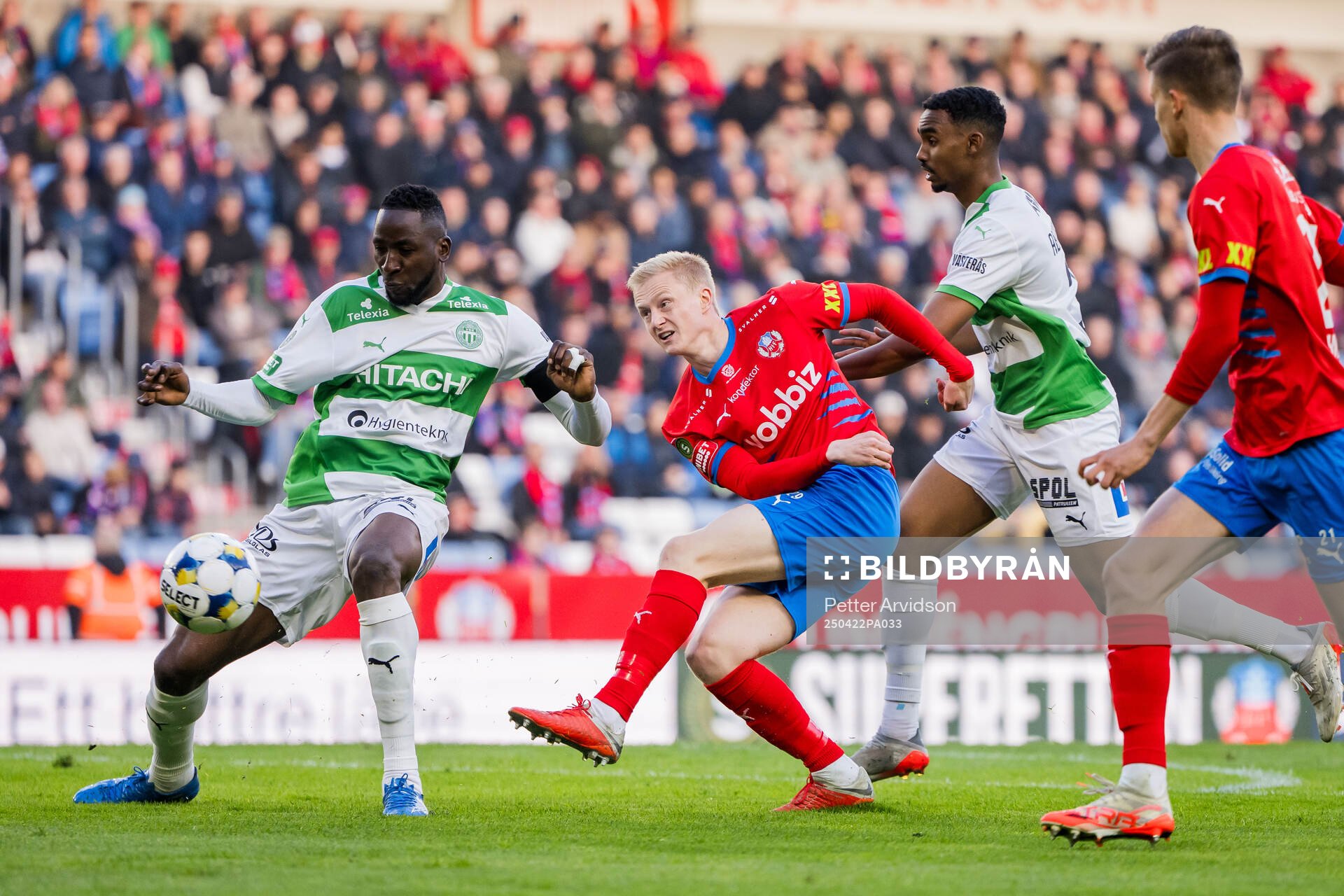 Västerås Frederic Nsabiyumva och Helsingborgs Oscar Aga