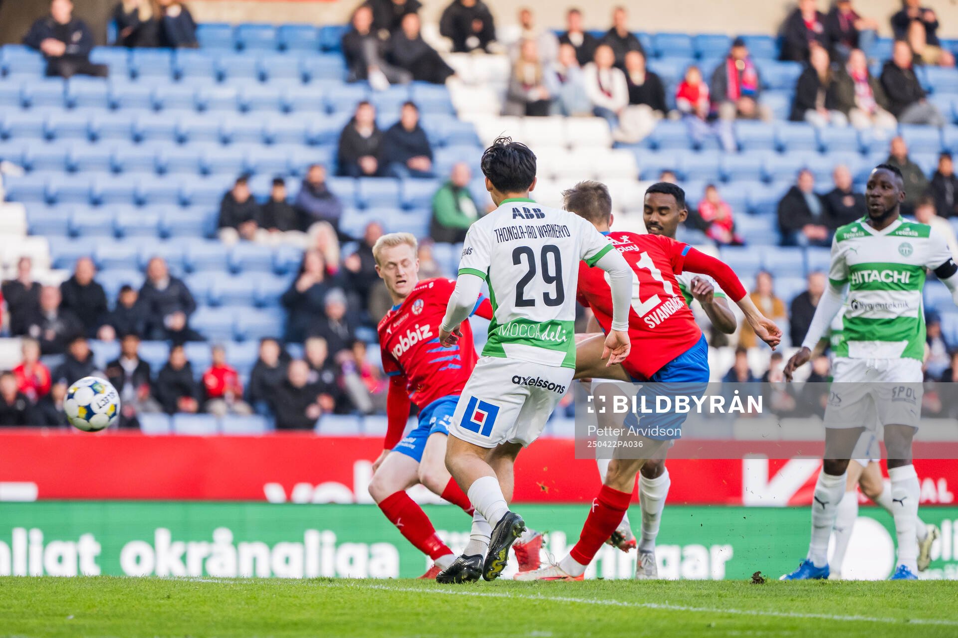 Helsingborgs Adrian Svanbäck skjuter in 1-0 målet