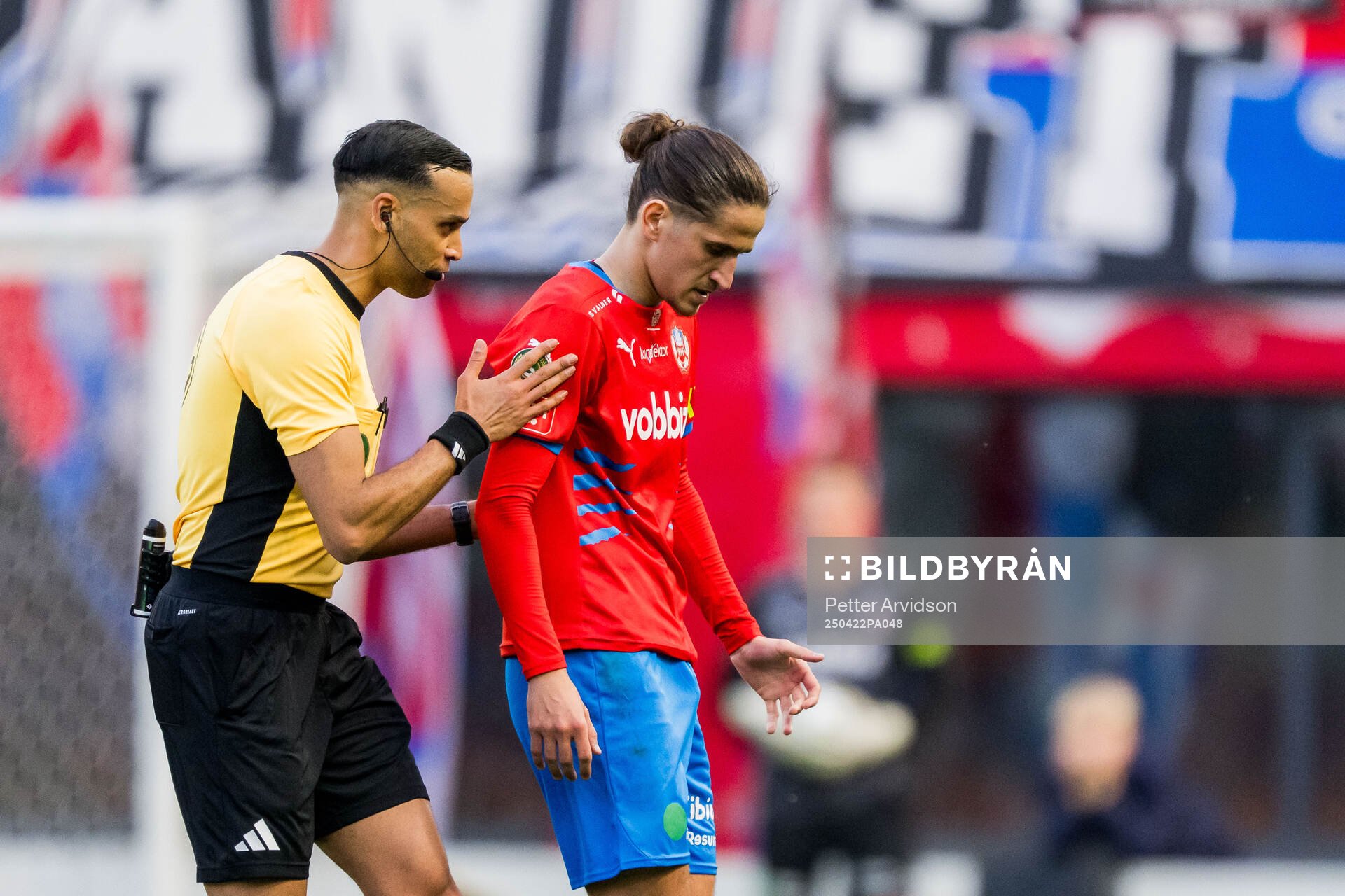 Domare Farouk nehdi i samtal med Helsingborgs Ervin Gigovic lämnar planen efter att ha fått rött kort under fotbollsmatchen i Superettan mellan Helsingborg och Västerås den 22 april 2025 i Helsingborg.