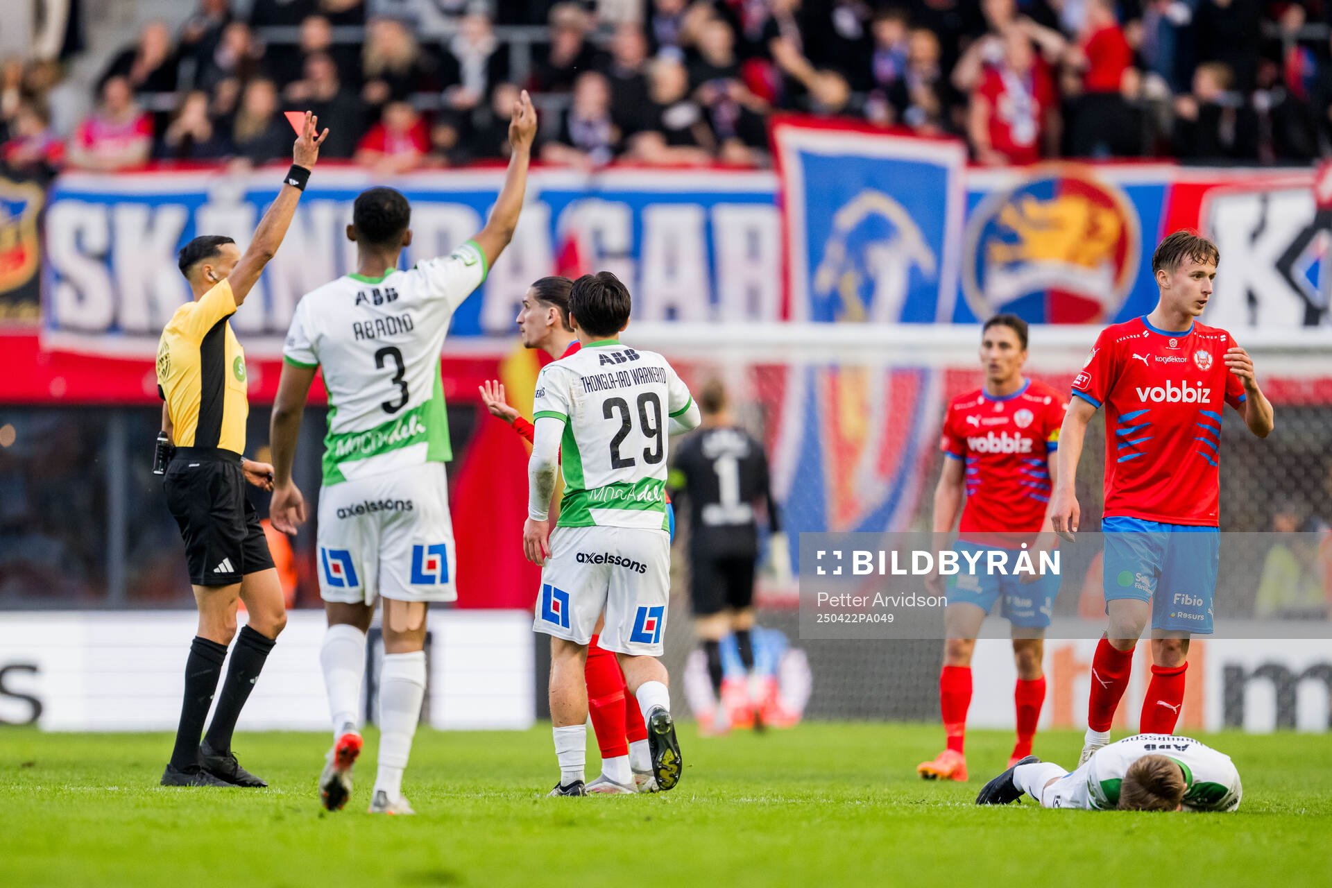 Domare Farouk nehdi dömer rött kort och Helsingborgs Ervin Gigovic under fotbollsmatchen i Superettan mellan Helsingborg och Västerås den 22 april 2025 i Helsingborg.