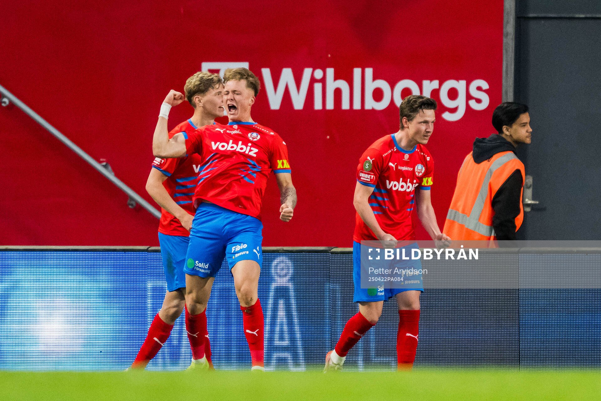 Helsingborgs Marcus Gudmann och Max Svensson jublar efter 2-0 under fotbollsmatchen i Superettan mellan Helsingborg och Västerås den 22 april 2025 i Helsingborg.