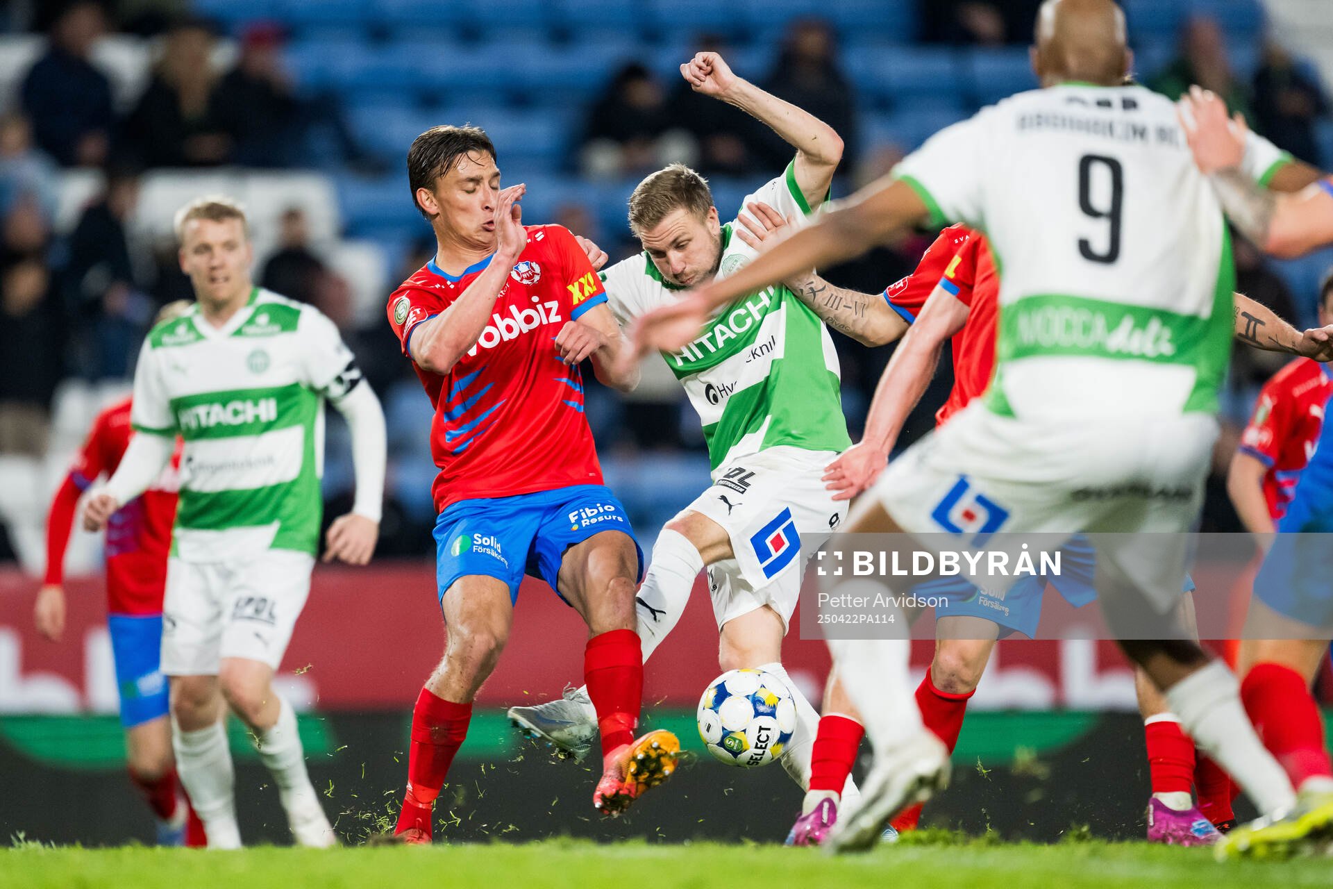 Helsingborgs Wilhelm Nilsson och Västerås Jonathan Ring under fotbollsmatchen i Superettan mellan Helsingborg och Västerås den 22 april 2025 i Helsingborg.