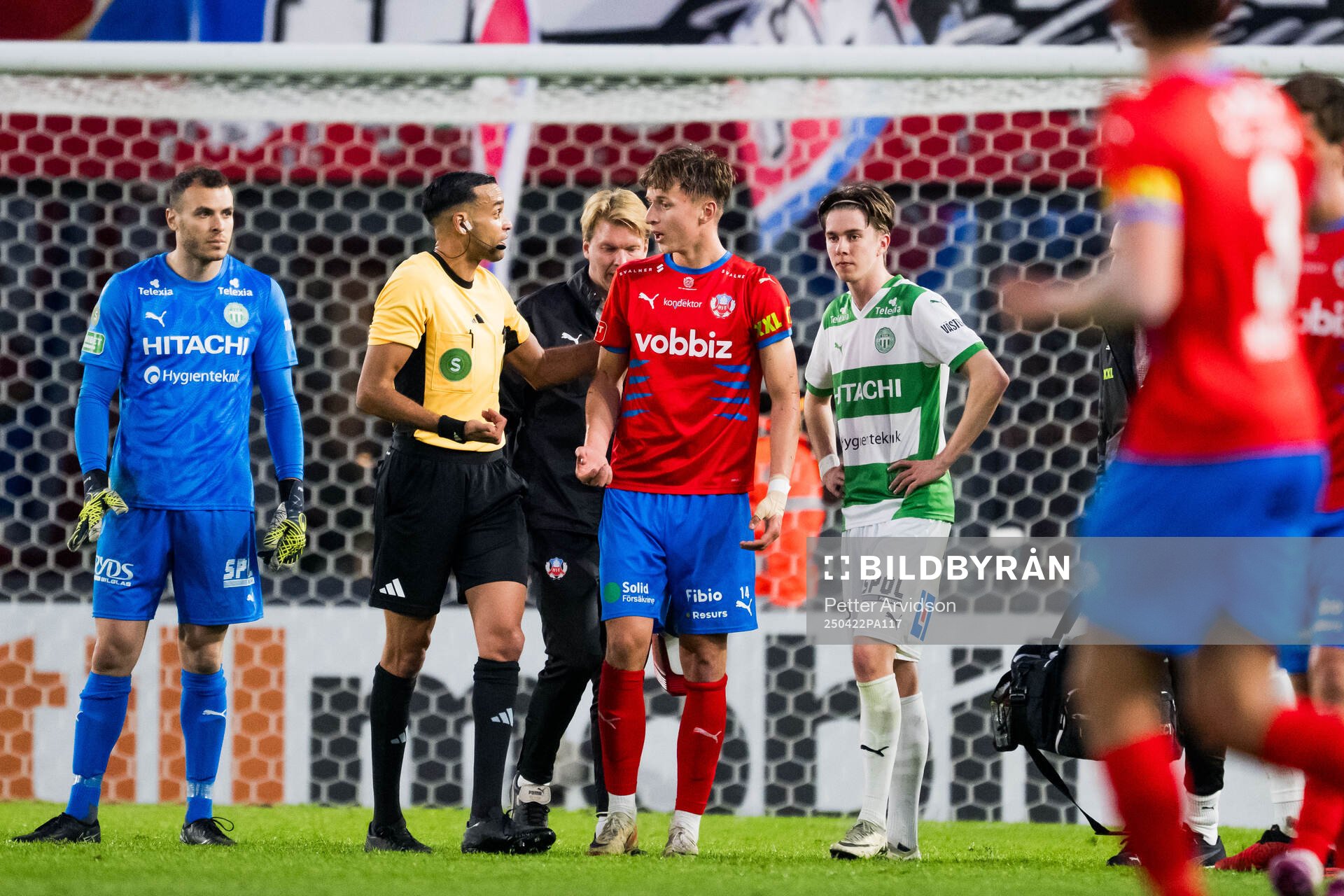 Domare Farouk nehdi och Helsingborgs Lukas Kjellnäs under fotbollsmatchen i Superettan mellan Helsingborg och Västerås den 22 april 2025 i Helsingborg.