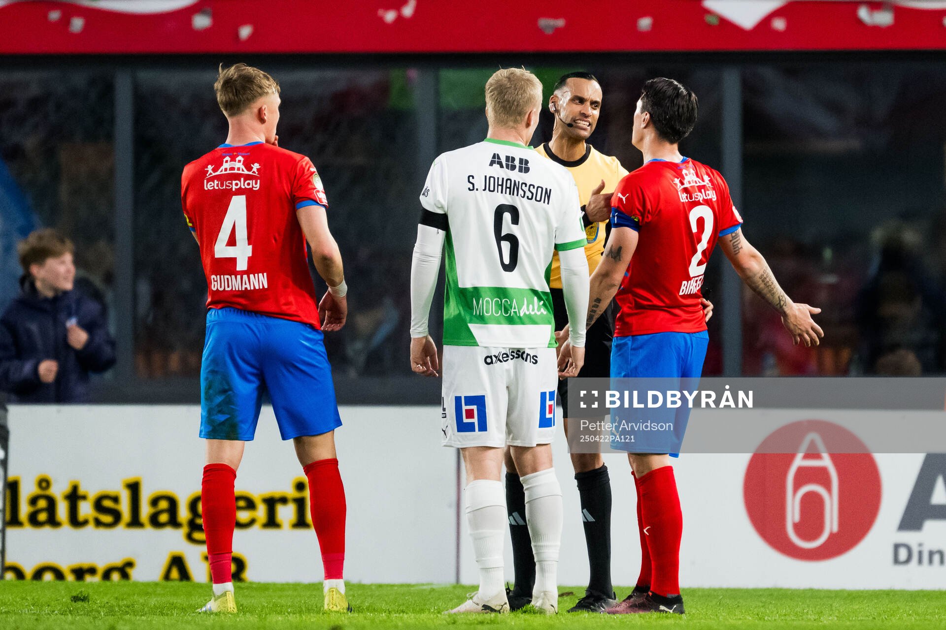 Domare Farouk nehdi i samtal med Västerås Simon Johansson och Helsingborgs Jon Birkfeldt under fotbollsmatchen i Superettan mellan Helsingborg och Västerås den 22 april 2025 i Helsingborg.