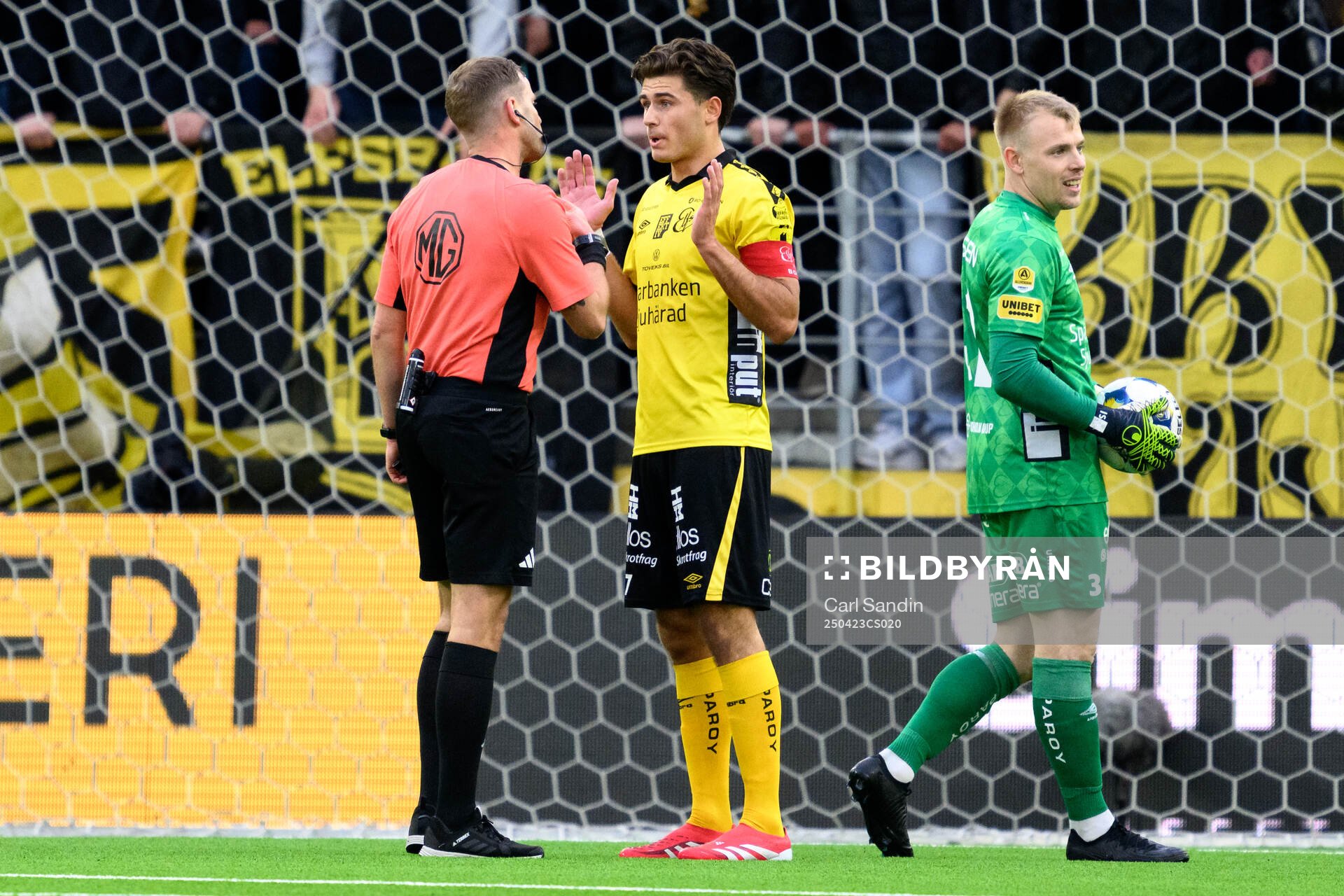 Elfsborgs Besfort Zeneli pratar med Domare Richard Sundell under fotbollsmatchen i Allsvenskan mellan Elfsborg och Sirius den 23 april 2025 i Borås. 