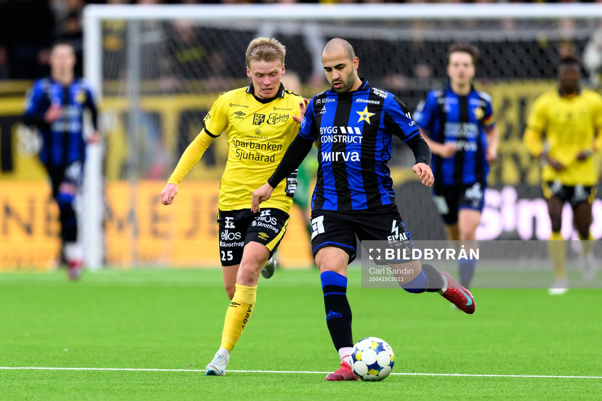 Elfsborgs Ari Sigurpálsson och Sirius Saba Mamatsashvili under fotbollsmatchen i Allsvenskan mellan Elfsborg och Sirius den 23 april 2025 i Borås.