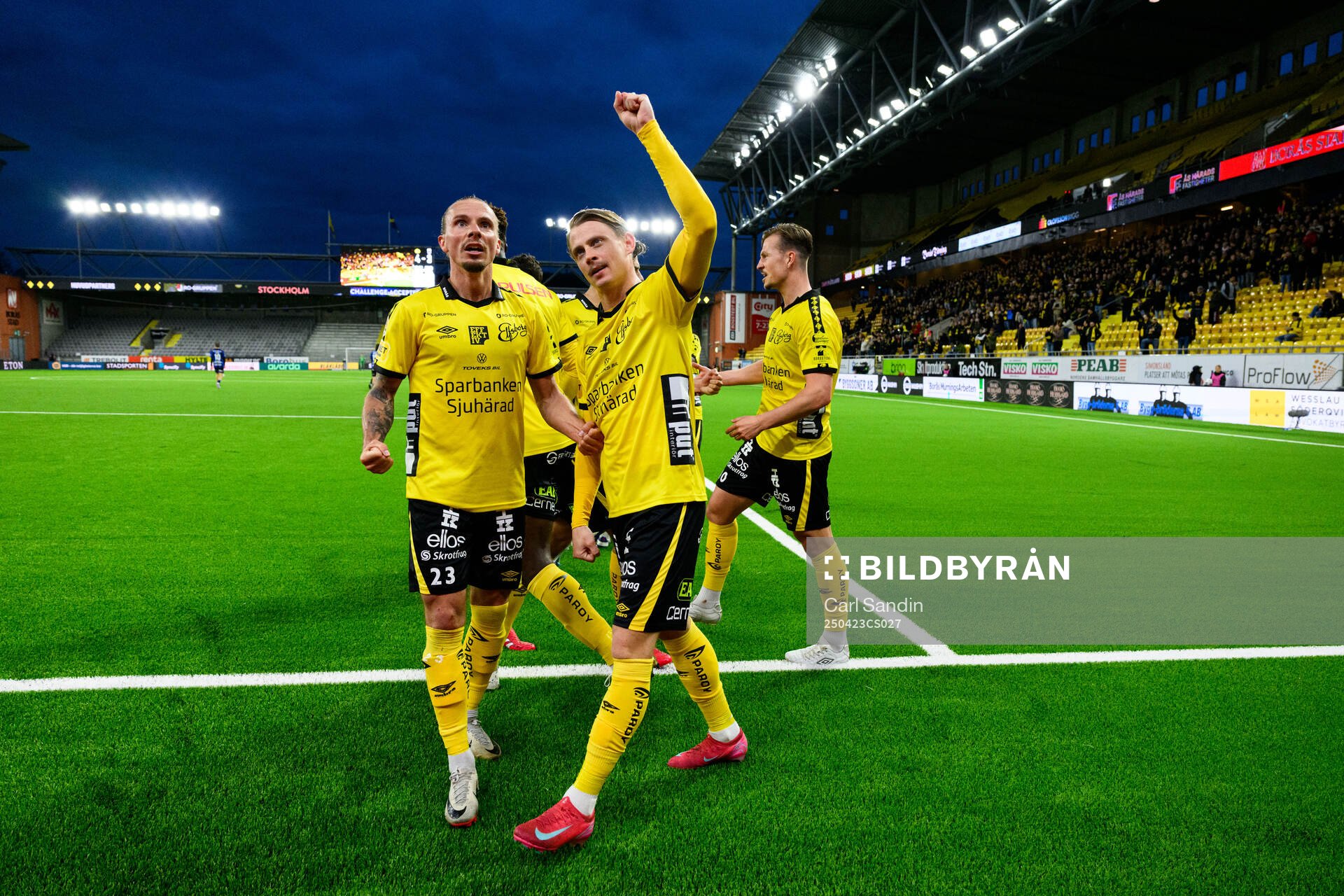 Elfsborgs Niklas Hult och Simon Hedlund jublar