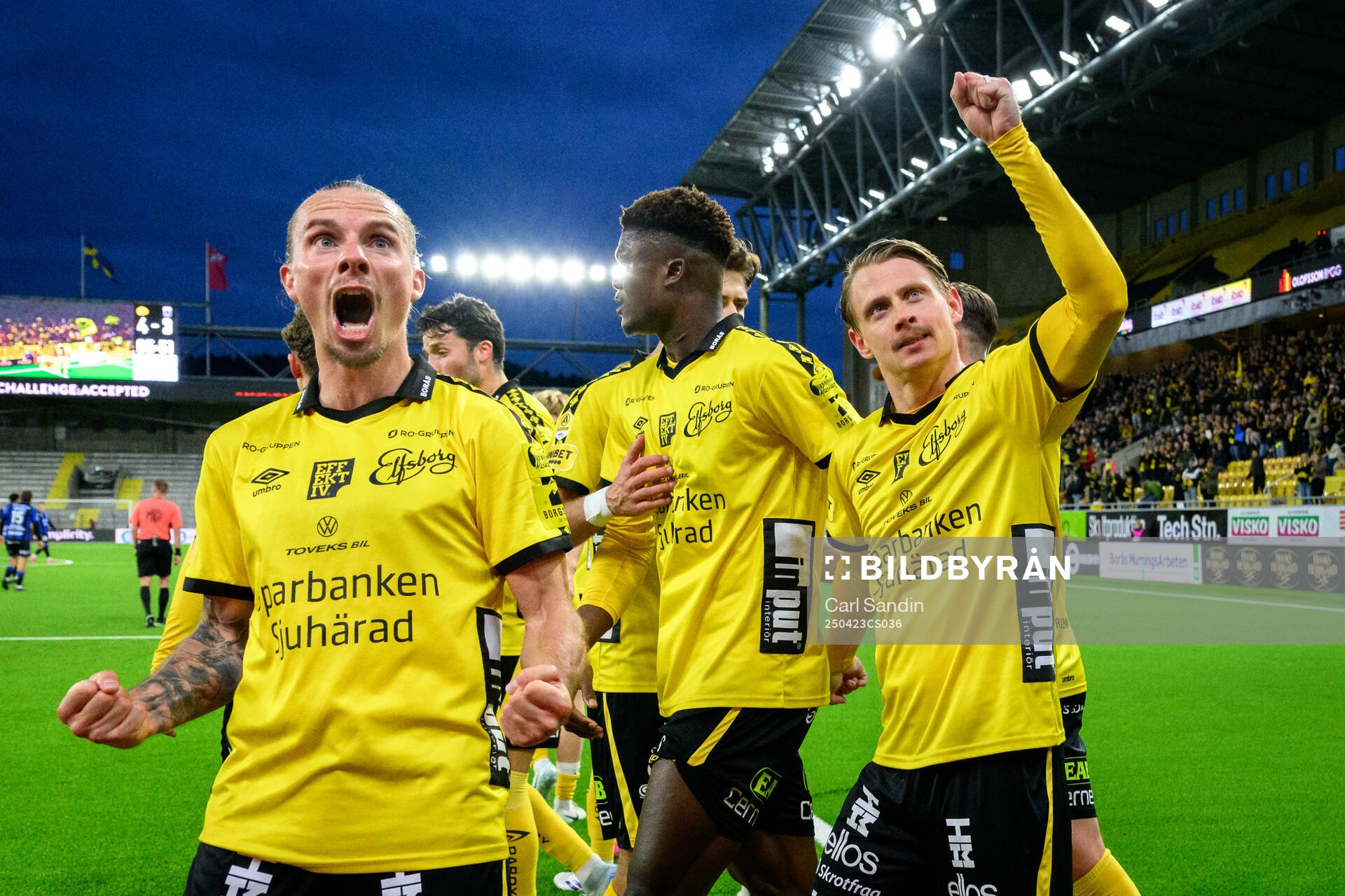 Elfsborgs Niklas Hult och Simon Hedlund jublar efter 4-3 av Simon Hedlund under fotbollsmatchen i Allsvenskan mellan Elfsborg och Sirius den 23 april 2025 i Borås.