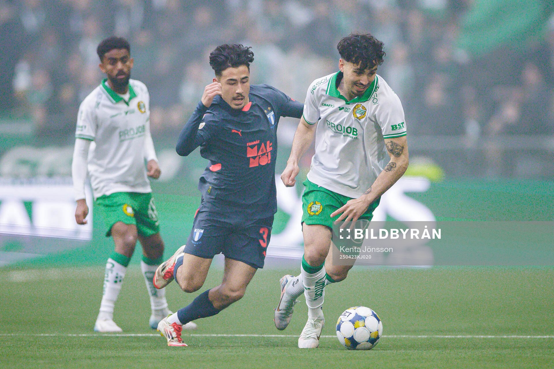 Hammarbys Sebastian Tounekti och Malmö FFs Adrian Skogmar