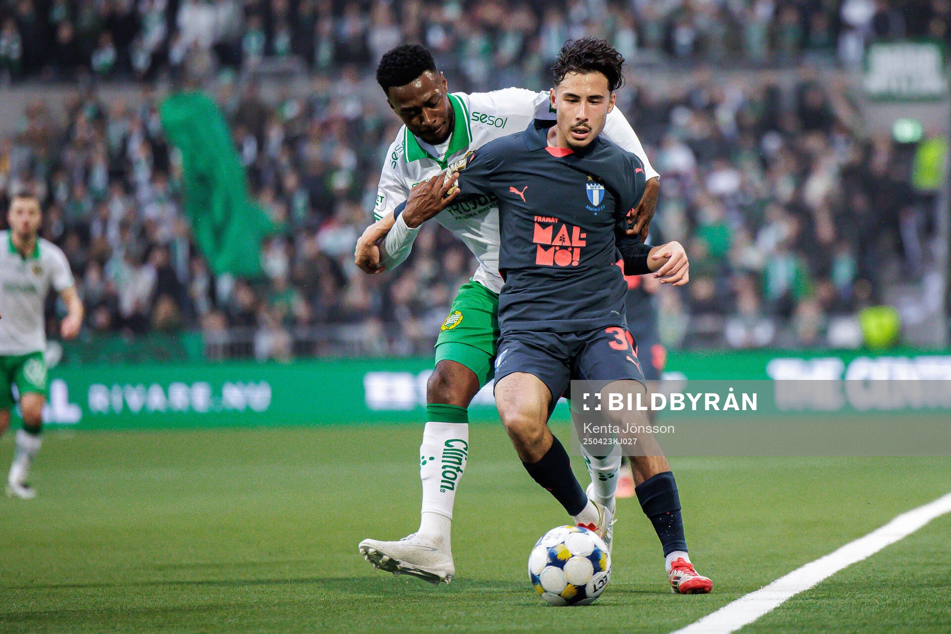 Hammarbys Shaquille Pinas och Malmö FFs Adrian Skogmar