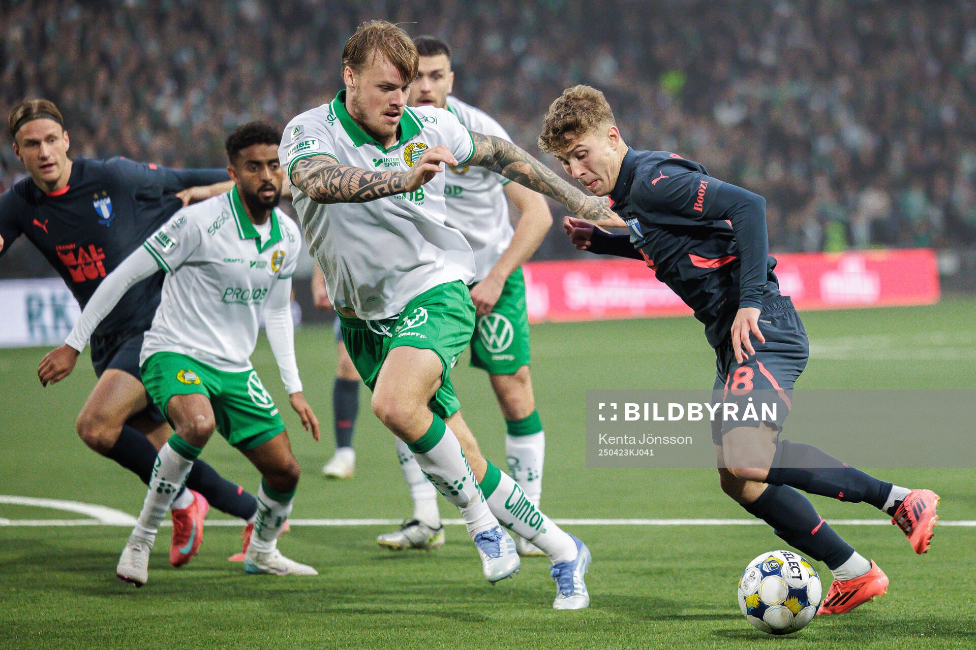 Hammarbys Victor Eriksson och Malmö FFs Hugo Bolin