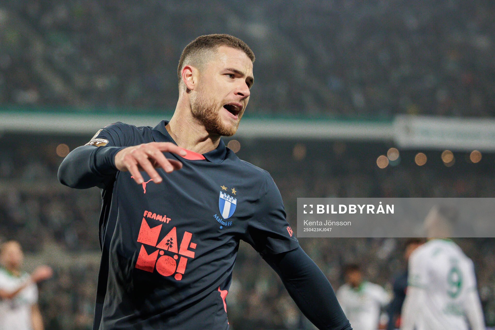 Malmö FFs Gabriel Busanello deppar