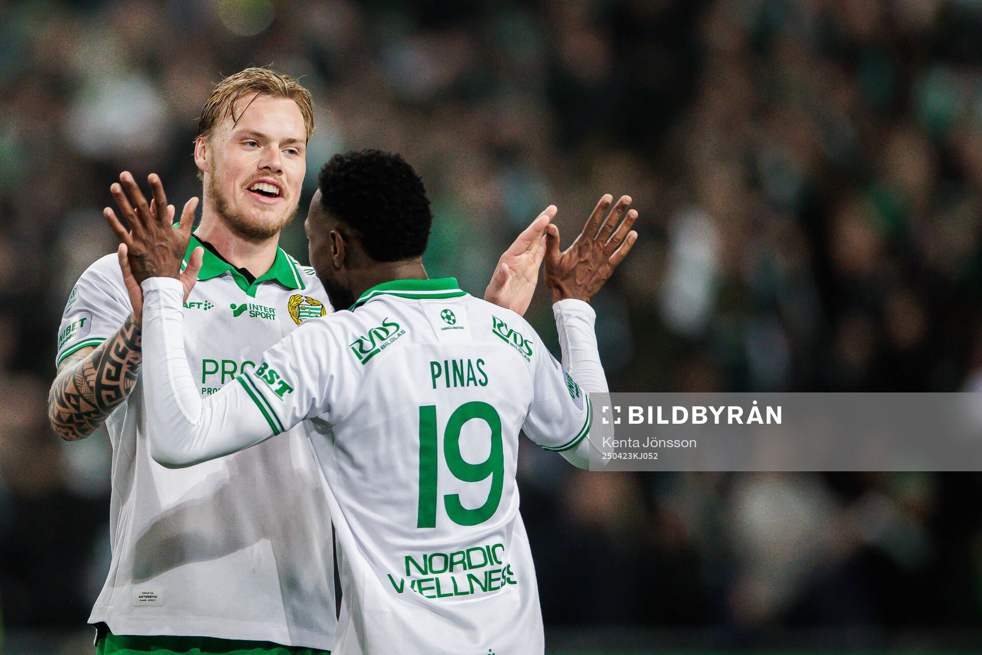 Hammarbys Victor Eriksson och Shaquille Pinas jublar efter fotbollsmatchen i Allsvenskan mellan Hammarby och Malmö FF den 23 april 2025 i Stockholm.