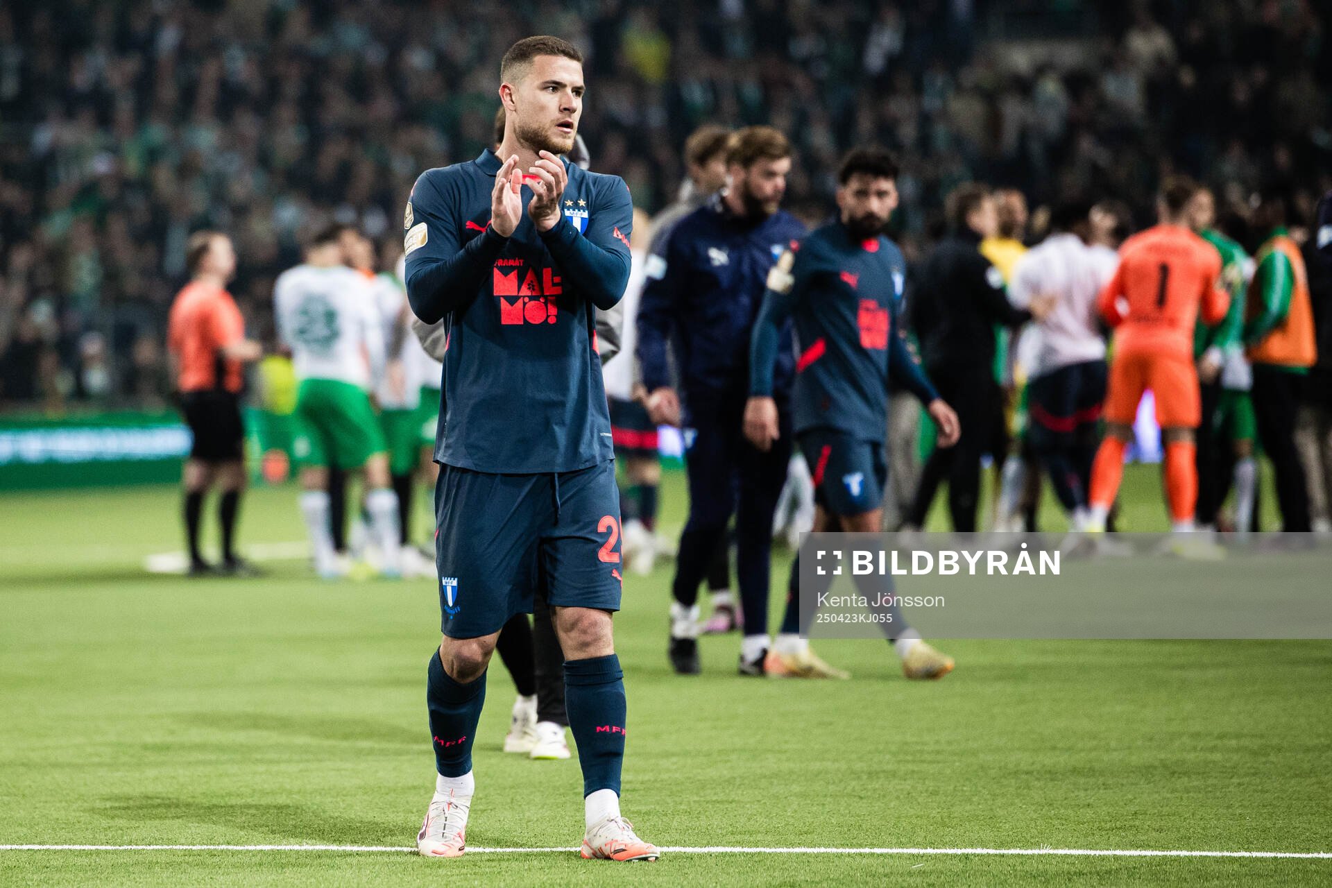 Malmö FFs Gabriel Busanello deppar
