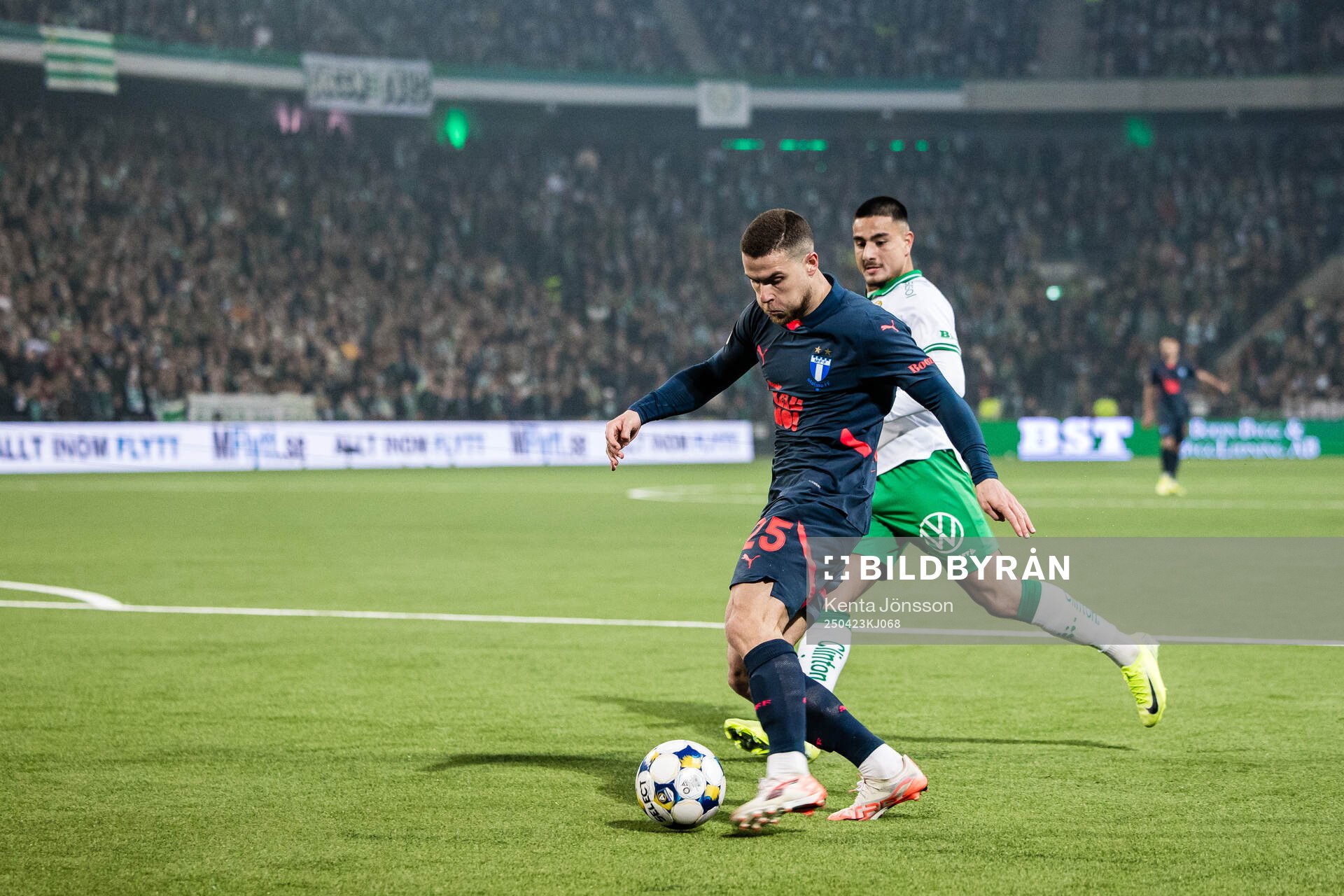 Malmö FFs Gabriel Busanello och Hammarbys Jusef Erabi