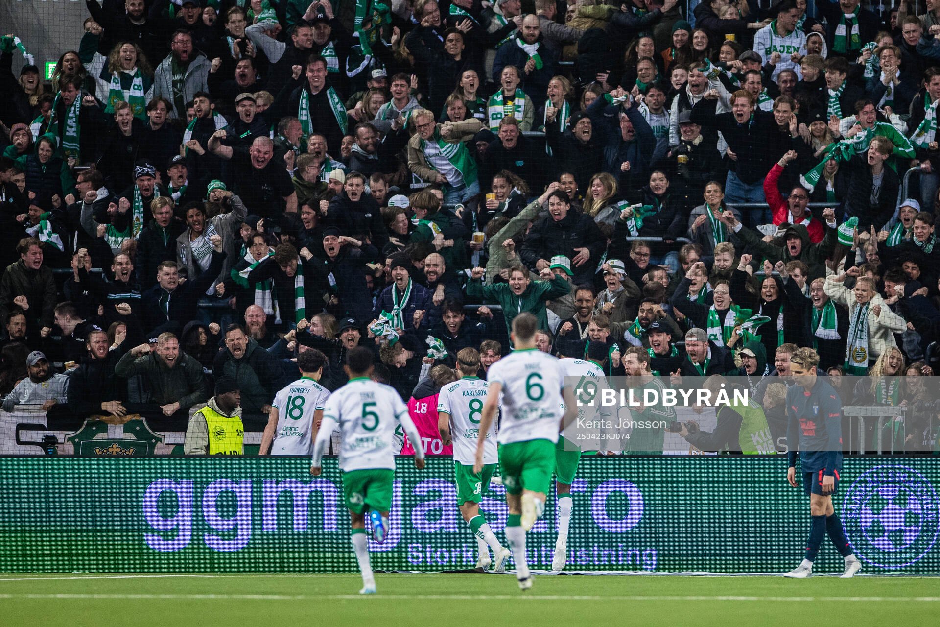 Hammarbys supportrar jublar