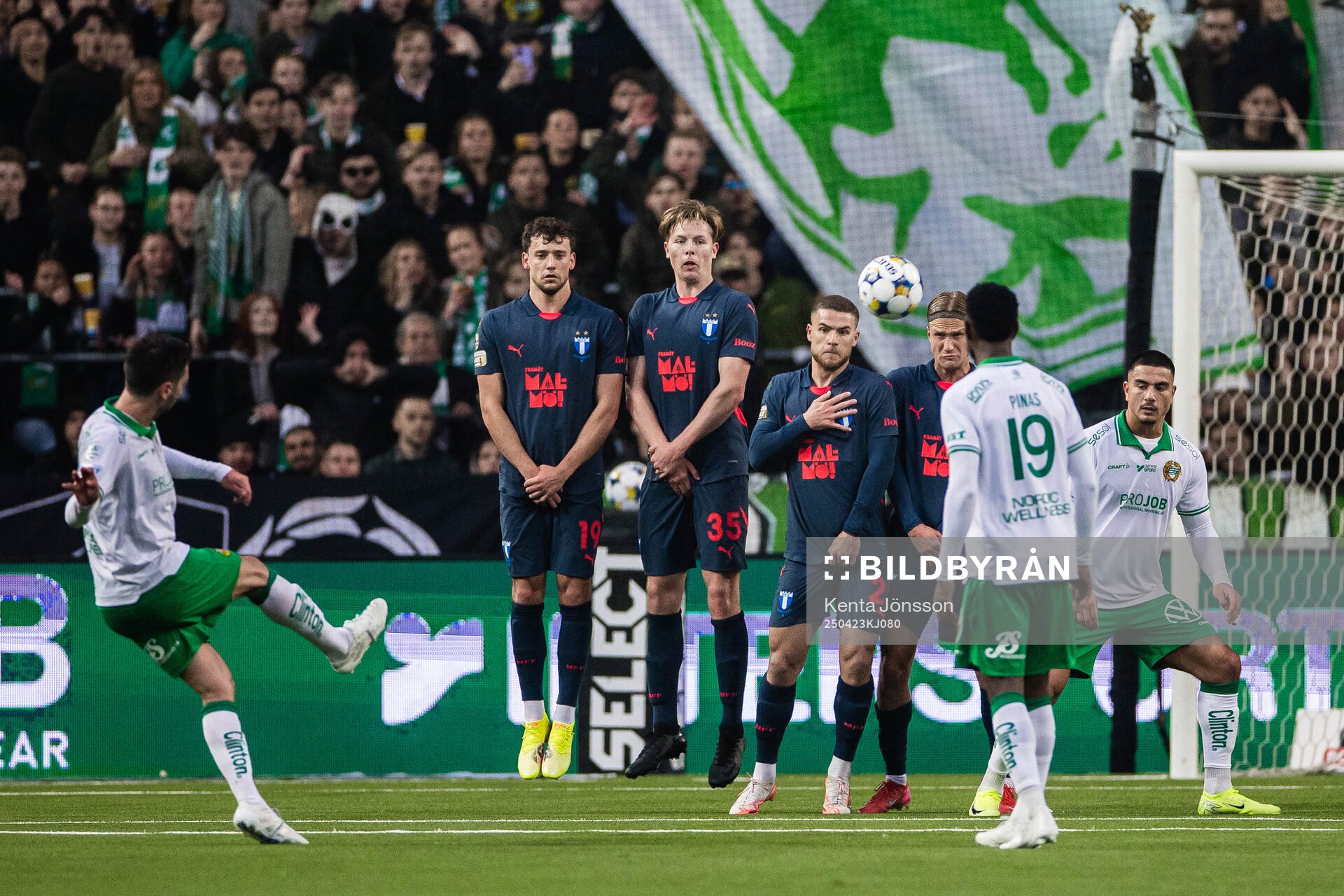 Hammarbys Nahir Besara med en frispark under fotbollsmatchen i Allsvenskan mellan Hammarby och Malmö FF den 23 april 2025 i Stockholm. 