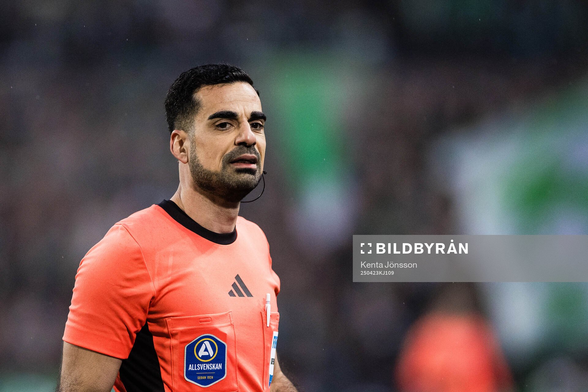 Domare Mohammed Al-Hakim under fotbollsmatchen i Allsvenskan mellan Hammarby och Malmö FF den 23 april 2025 i Stockholm. 