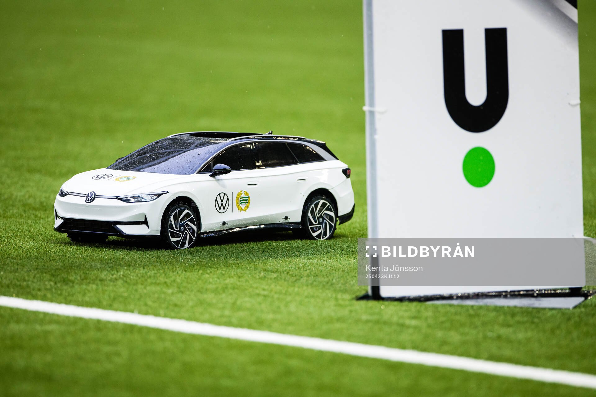 En fjärrstyrd bil på planen inför fotbollsmatchen i Allsvenskan mellan Hammarby och Malmö FF den 23 april 2025 i Stockholm. 