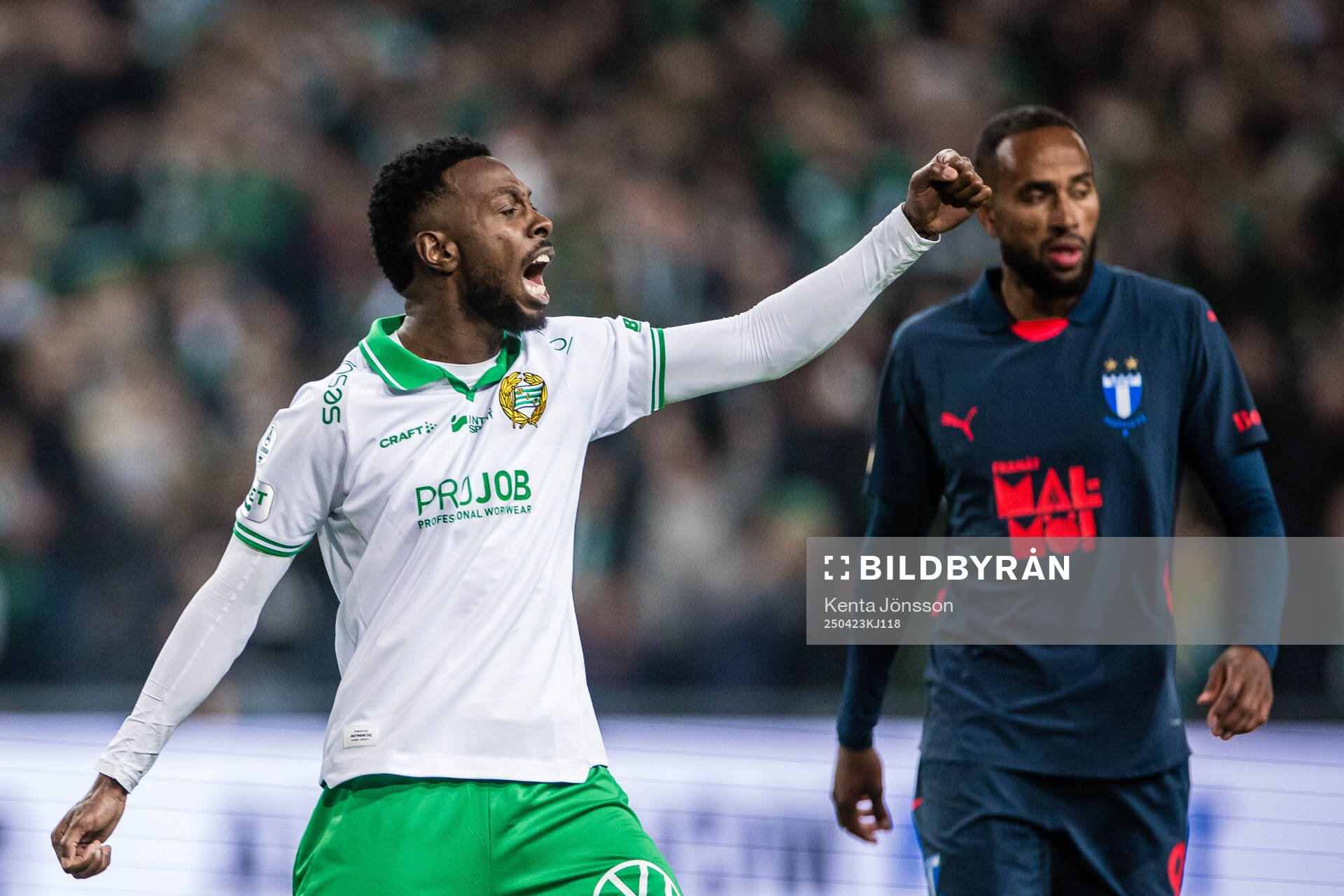Hammarbys Shaquille Pinas jublar efter fotbollsmatchen i Allsvenskan mellan Hammarby och Malmö FF den 23 april 2025 i Stockholm. 
