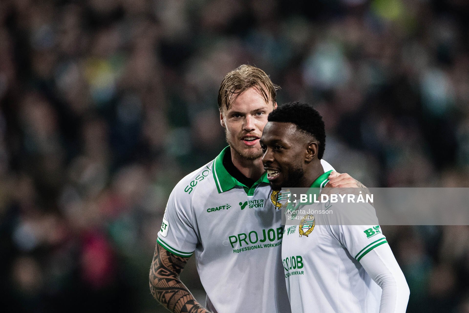 Hammarbys Victor Eriksson och Shaquille Pinas jublar efter fotbollsmatchen i Allsvenskan mellan Hammarby och Malmö FF den 23 april 2025 i Stockholm.