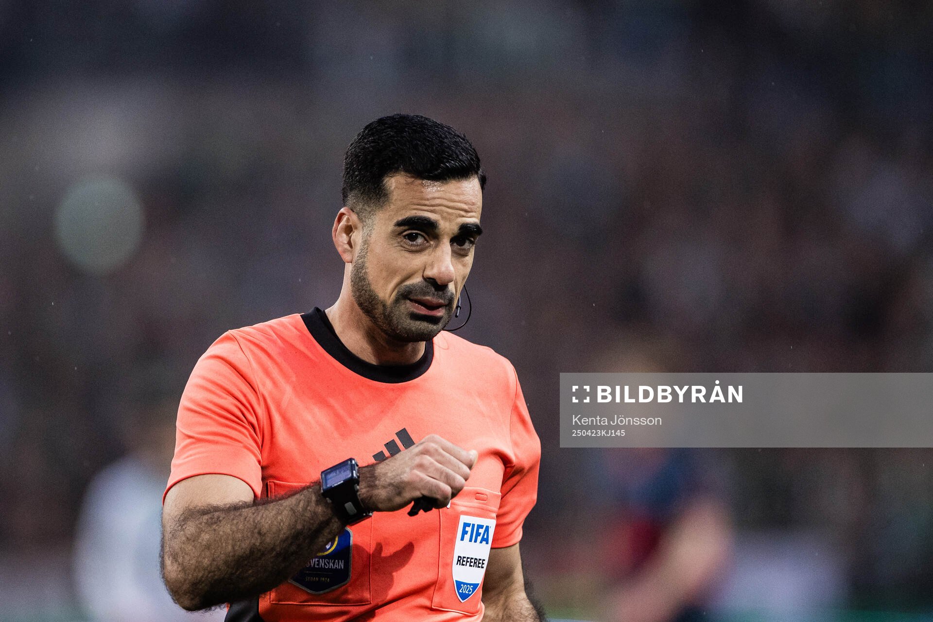 Domare Mohammed Al-Hakim under fotbollsmatchen i Allsvenskan mellan Hammarby och Malmö FF den 23 april 2025 i Stockholm. 