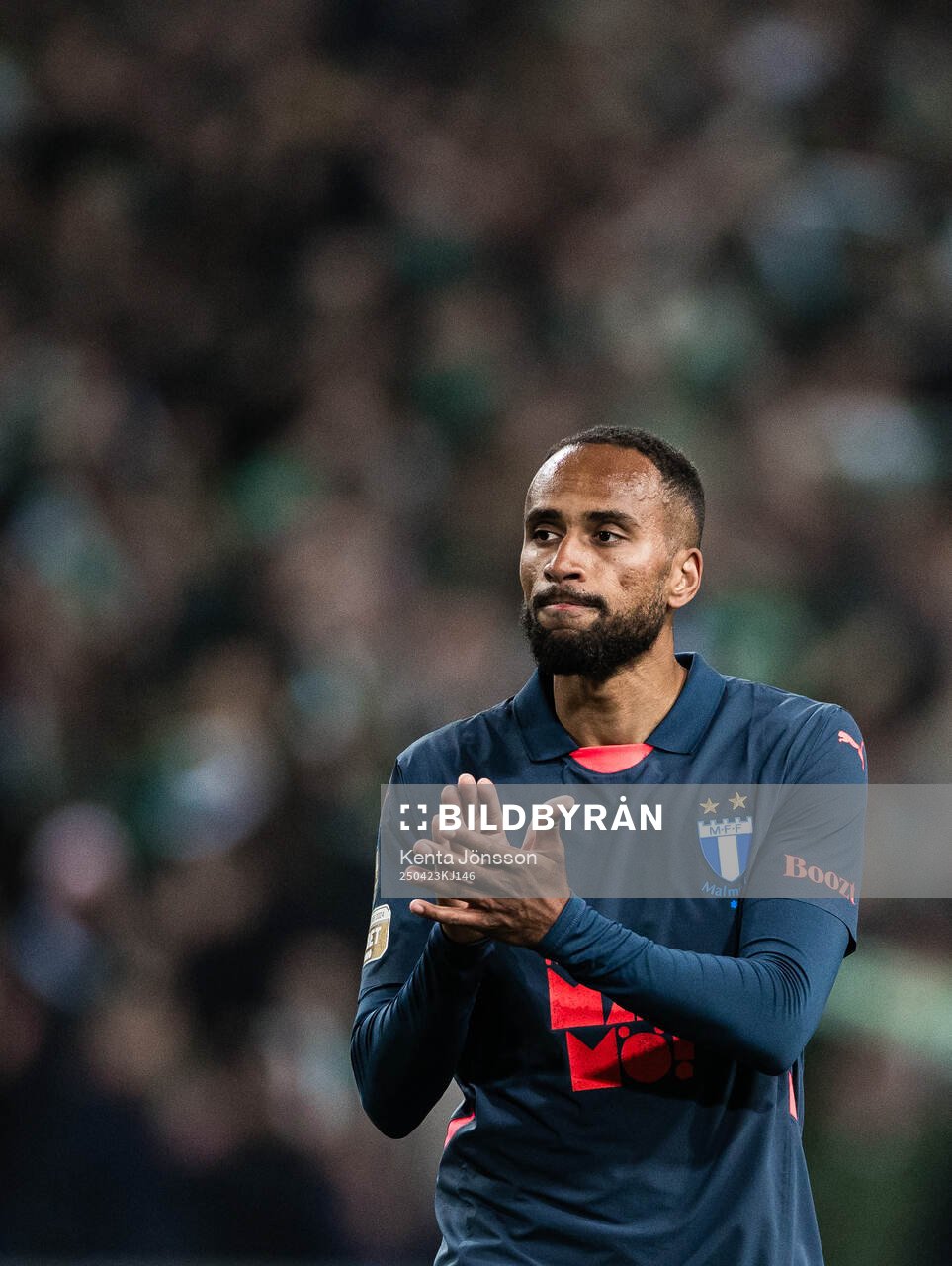 Malmö FFs Isaac Kiese Thelin applåderar publiken