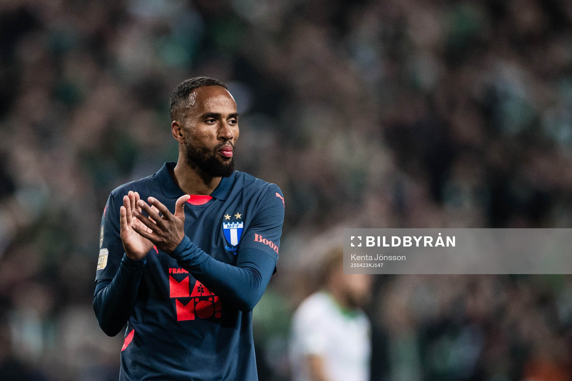 Malmö FFs Isaac Kiese Thelin applåderar publiken
