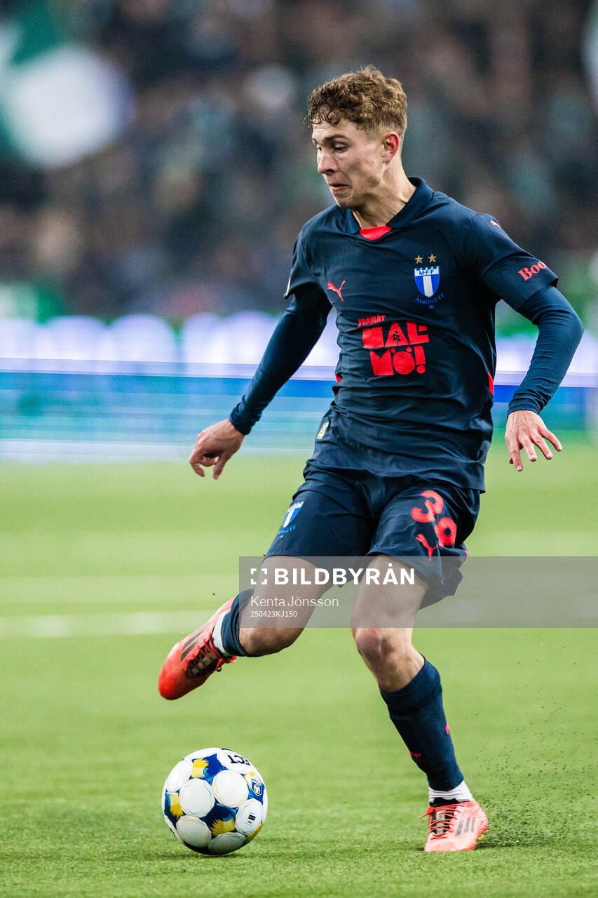 Malmö FFs Hugo Bolin under fotbollsmatchen i Allsvenskan mellan Hammarby och Malmö FF den 23 april 2025 i Stockholm. 