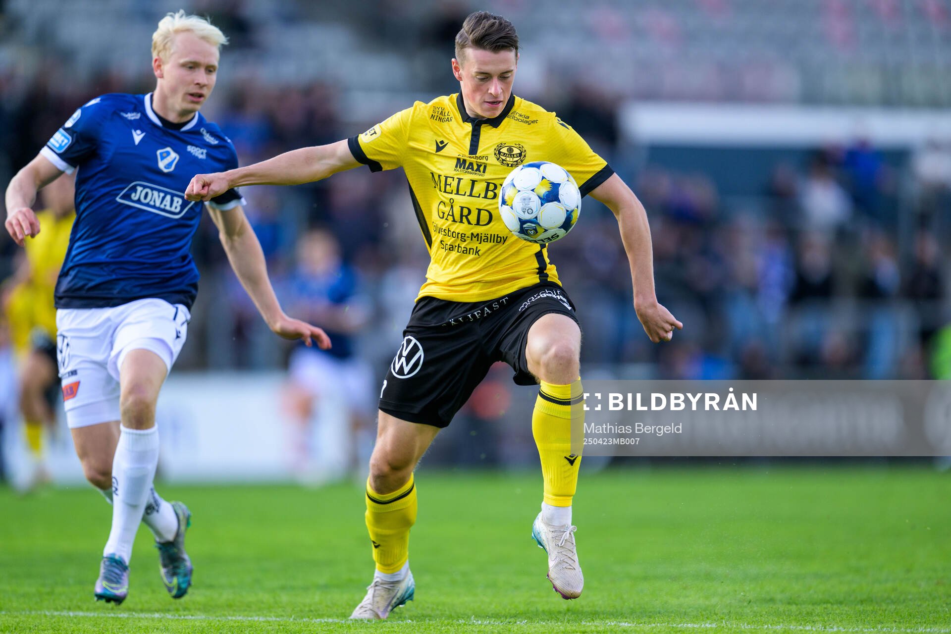 Halmstads André Boman och Mjällbys Elliot Stroud