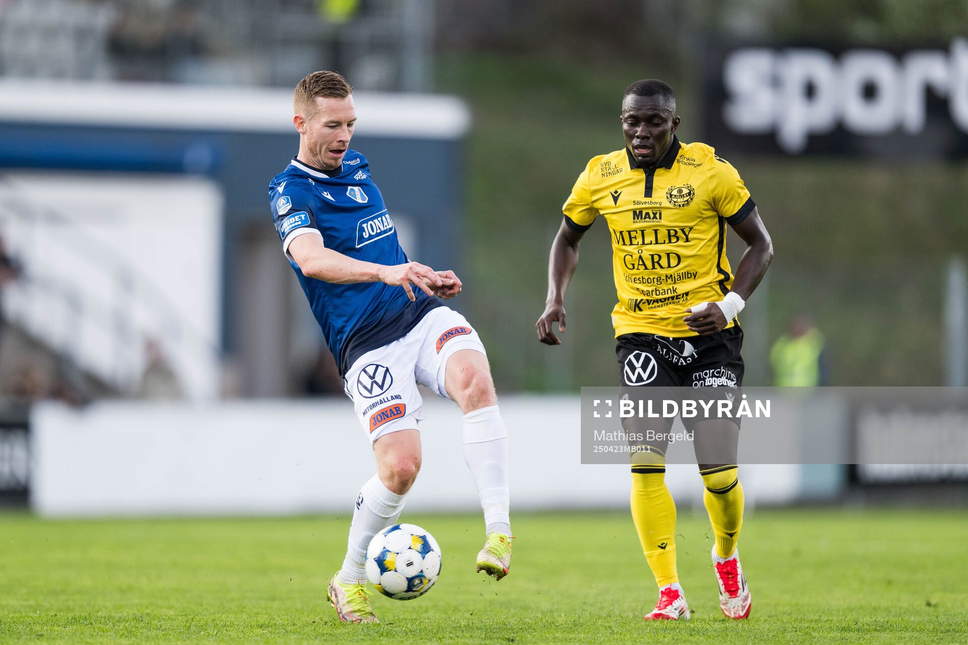 Halmstads Gisli Eyjolfsson och Mjällbys Abdoulie Manneh