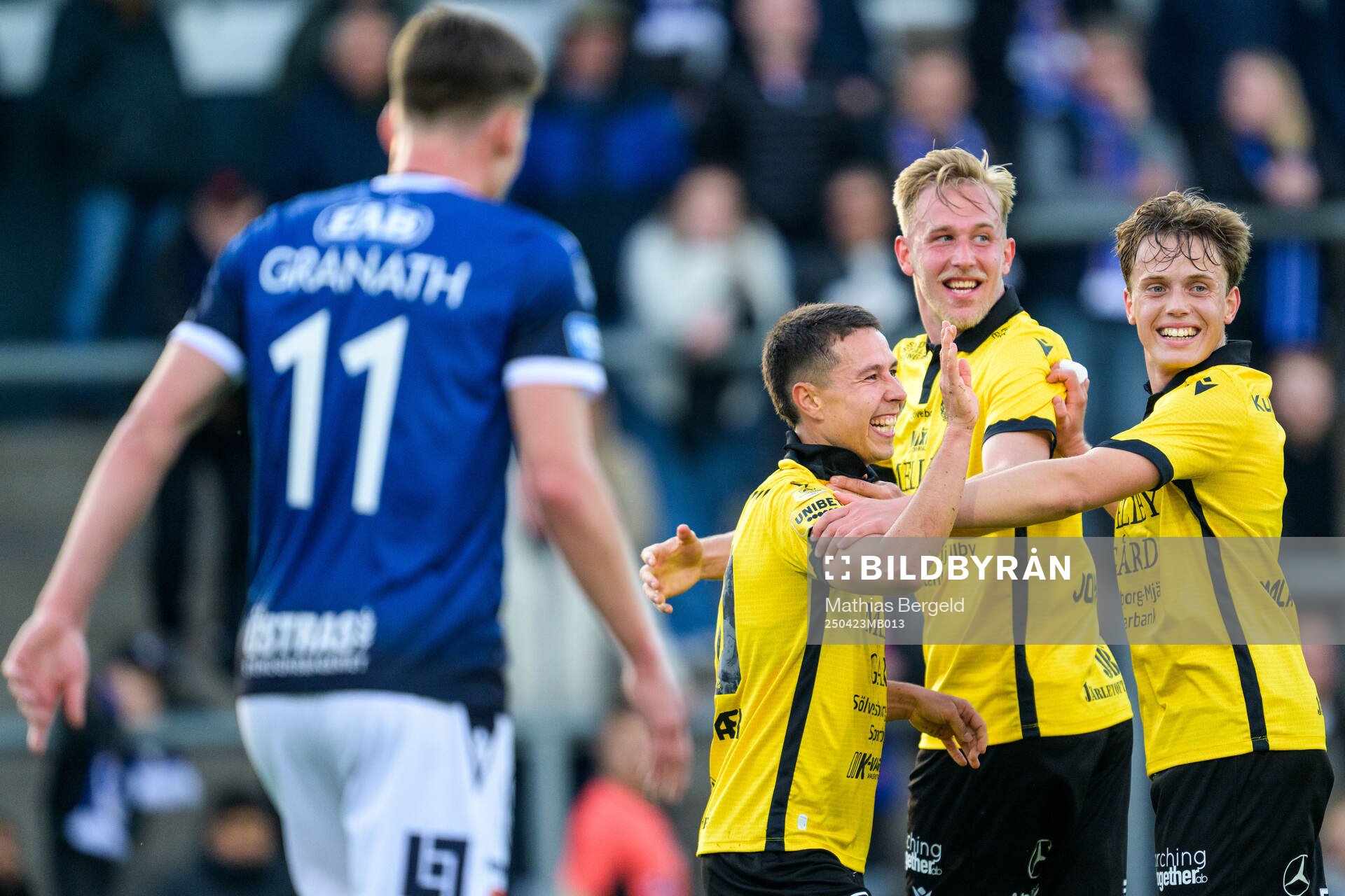 Mjällbys Nicklas Røjkjær jublar tillnamns med Herman Johansson och Ludwig Malachowski Thorell under fotbollsmatchen i Allsvenskan mellan Halmstad och Mjällby den 23 april 2025 i Halmstad.