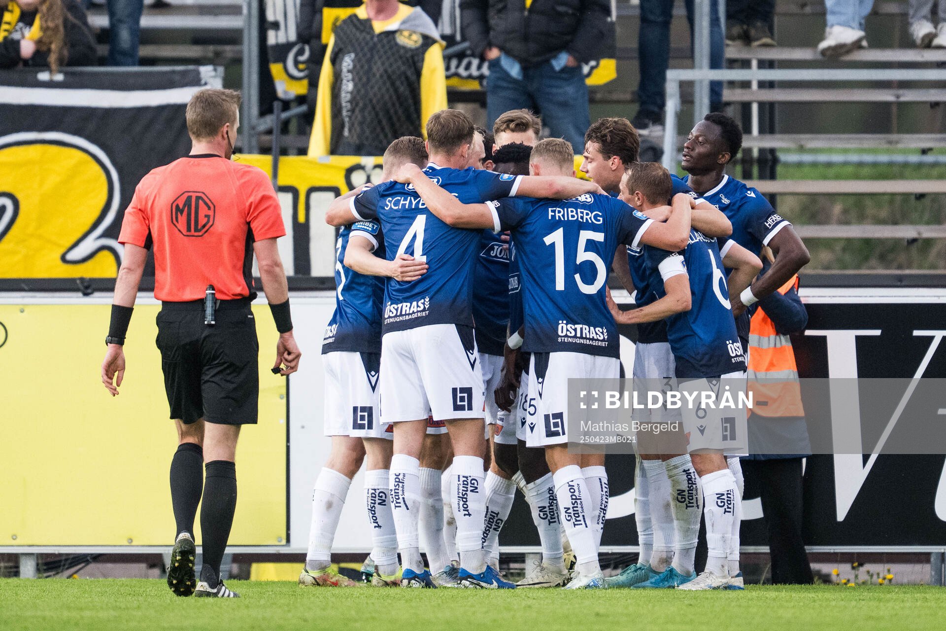 Halmstads Yannick Agnero jublar efter 1-1 under fotbollsmatchen i Allsvenskan mellan Halmstad och Mjällby den 23 april 2025 i Halmstad. 