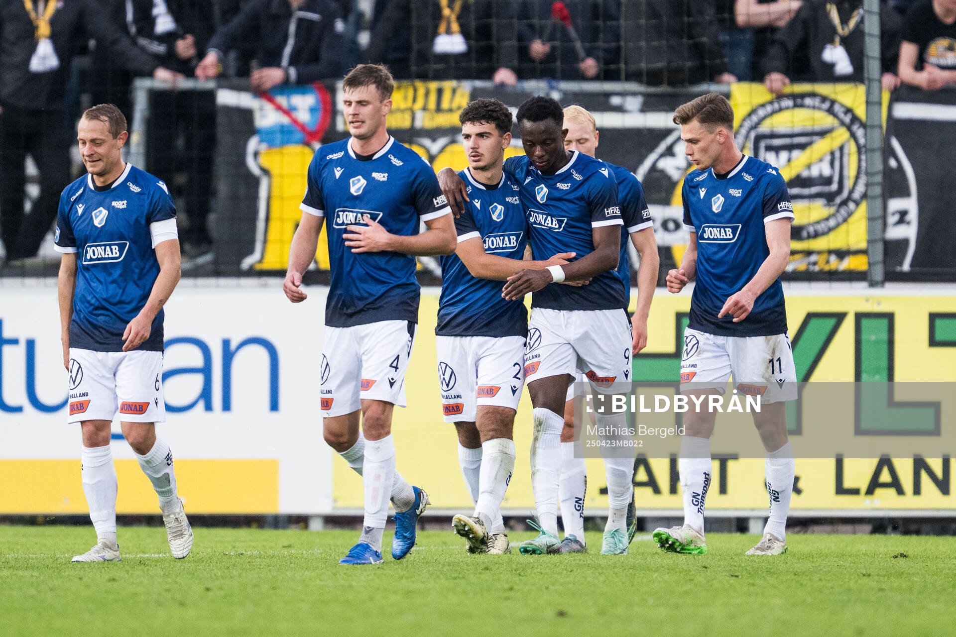 Halmstads Bleon Kurtulus och Yannick Agnero jublar efter 1-1 under fotbollsmatchen i Allsvenskan mellan Halmstad och Mjällby den 23 april 2025 i Halmstad.