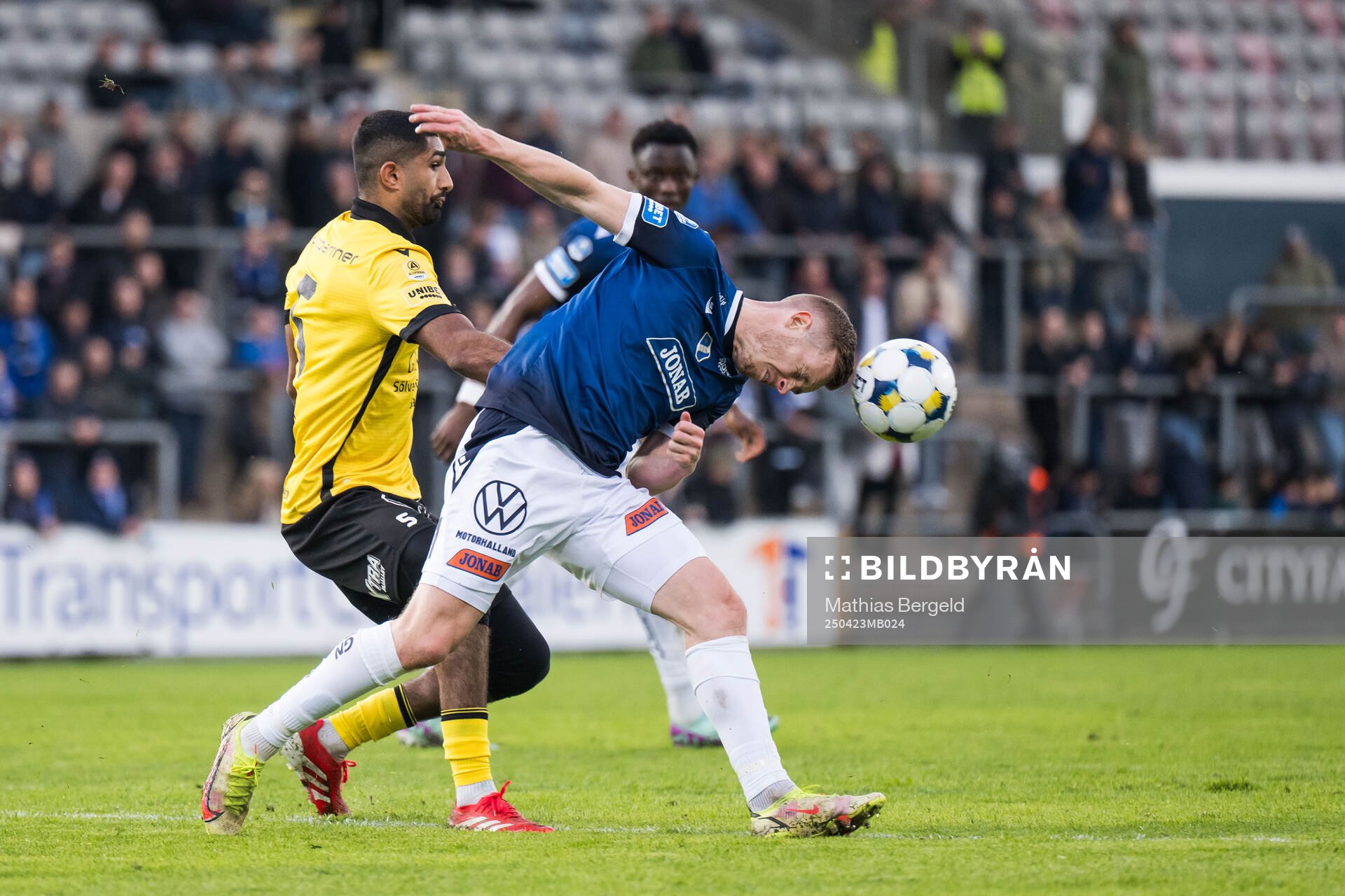 Mjällbys Abdullah Iqbal och Halmstads Gisli Eyjolfsson under fotbollsmatchen i Allsvenskan mellan Halmstad och Mjällby den 23 april 2025 i Halmstad.