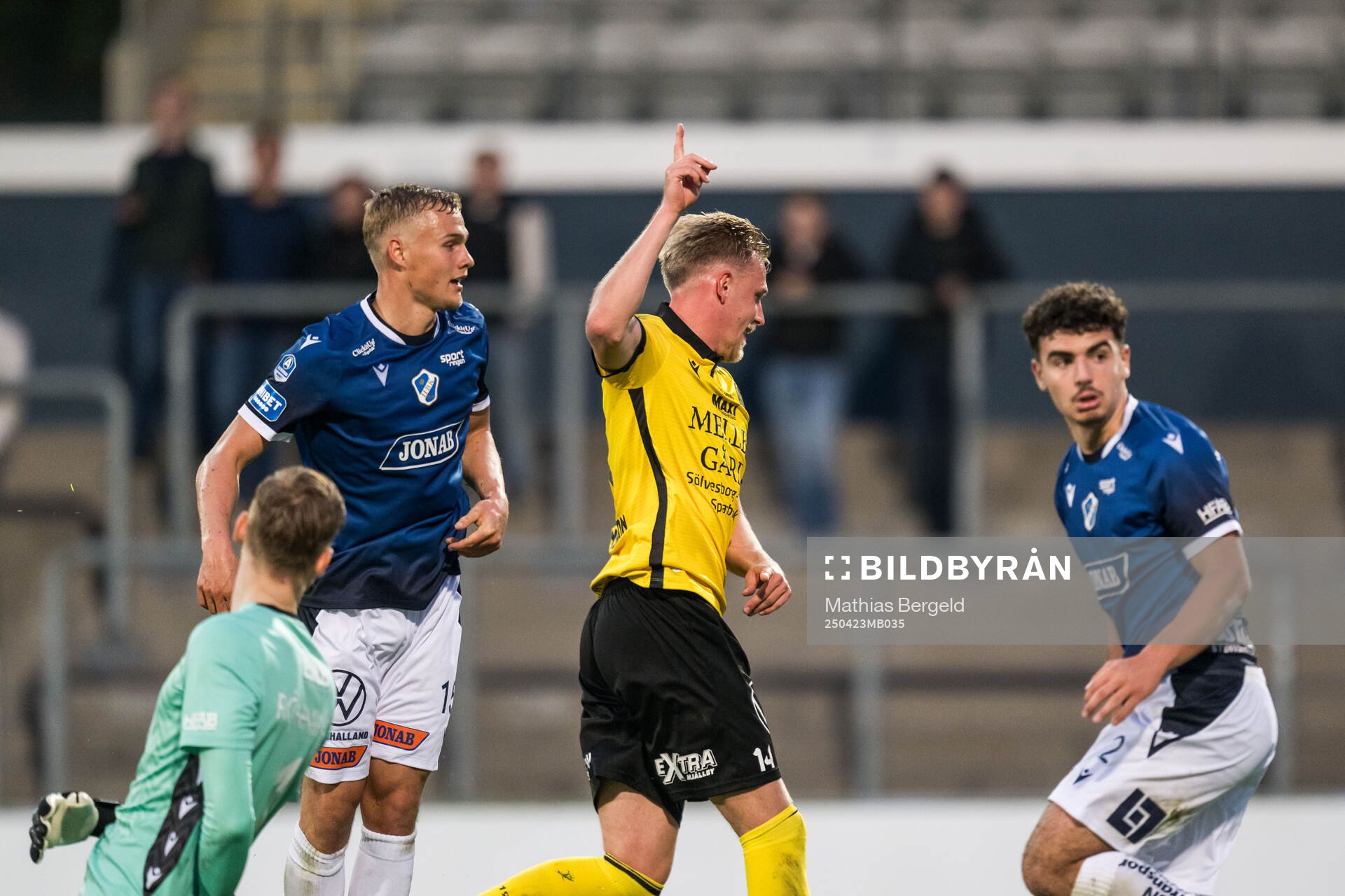 Mjällbys Herman Johansson jublar och Halmstads målvakt