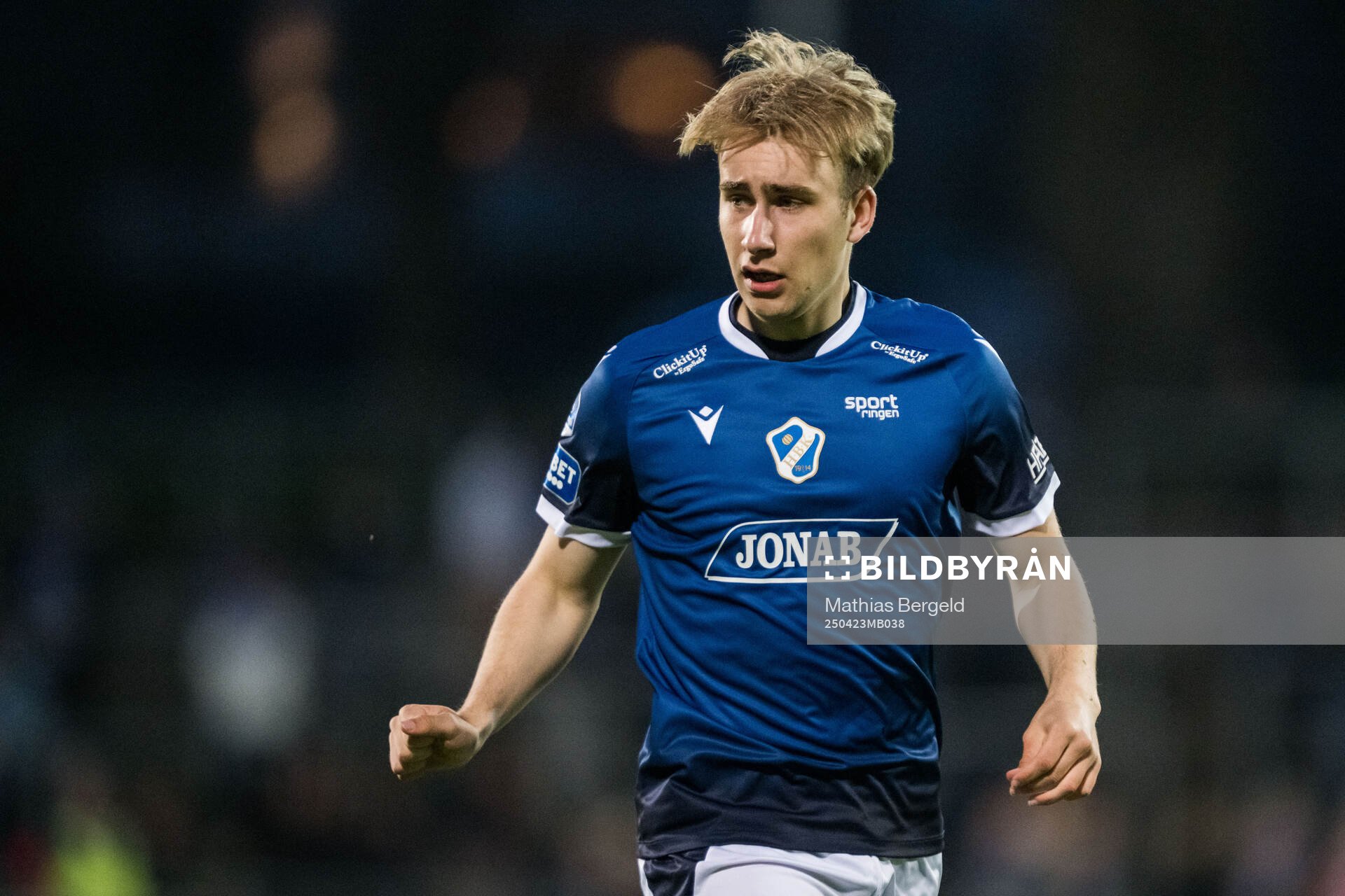 Halmstads Måns Andersson under fotbollsmatchen i Allsvenskan mellan Halmstad och Mjällby den 23 april 2025 i Halmstad. 